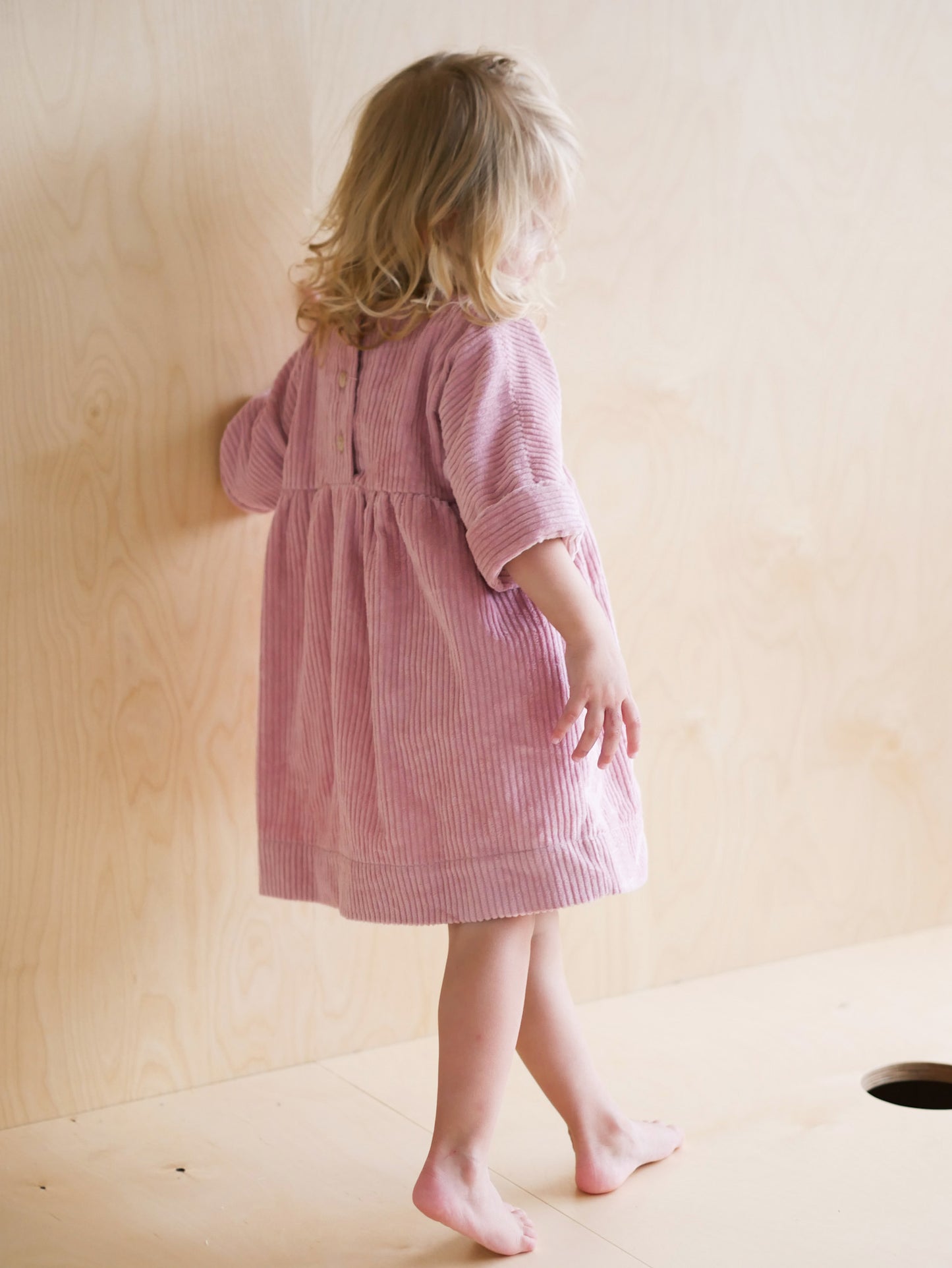 różowa, sztruksowa sukienka z guziczkami na plecach