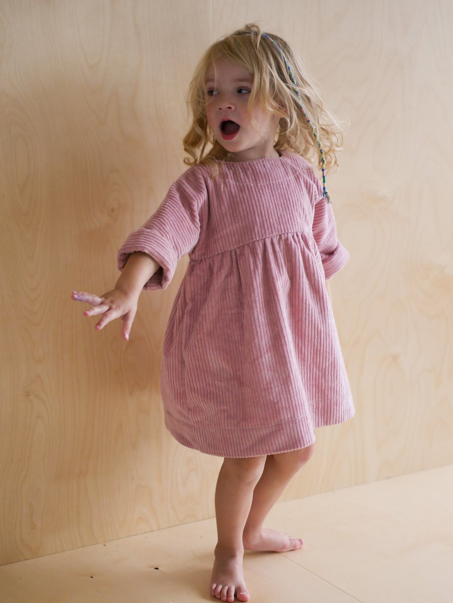 różowa, sztruksowa sukienka z guziczkami na plecach