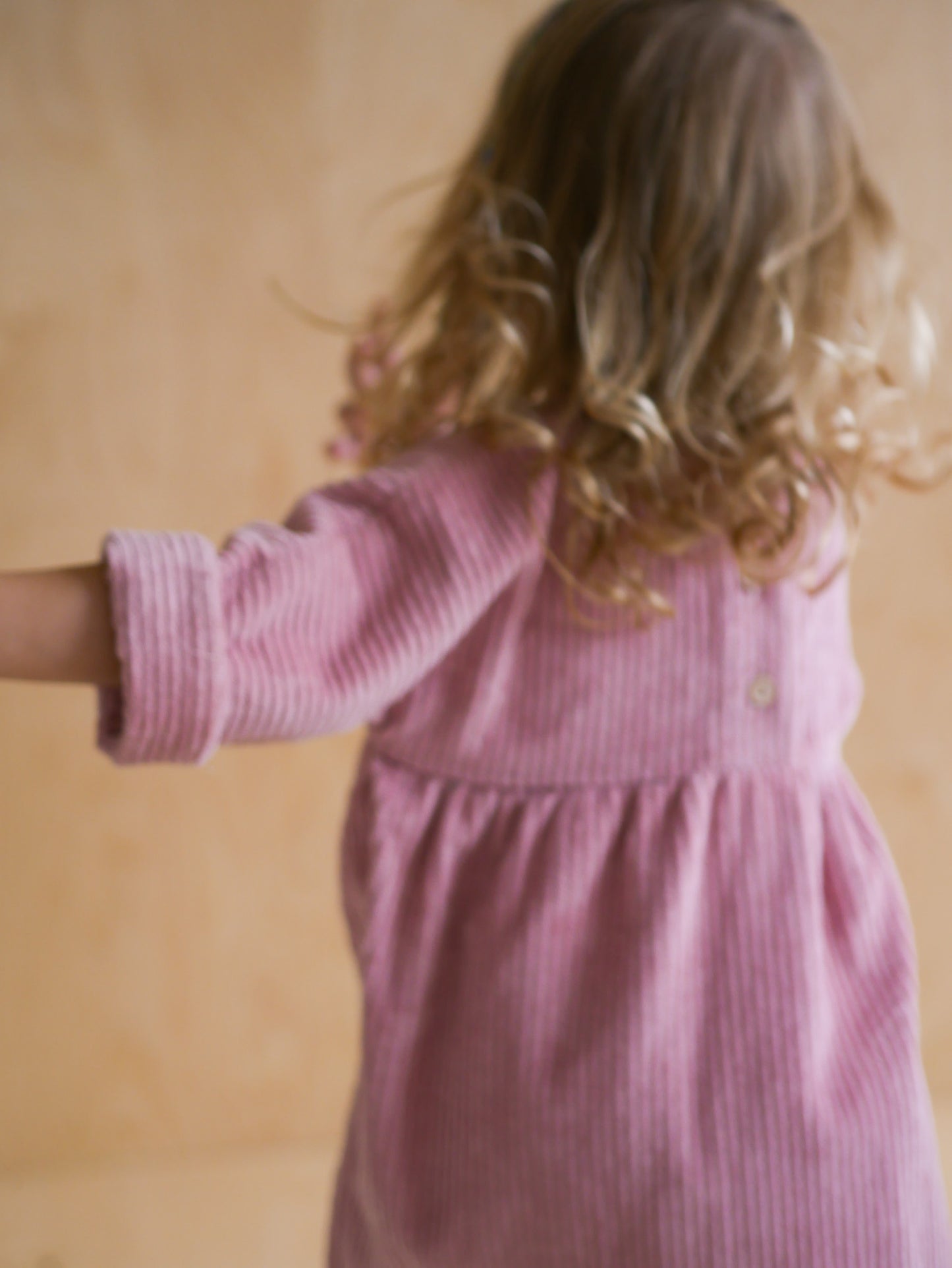 różowa, sztruksowa sukienka z guziczkami na plecach