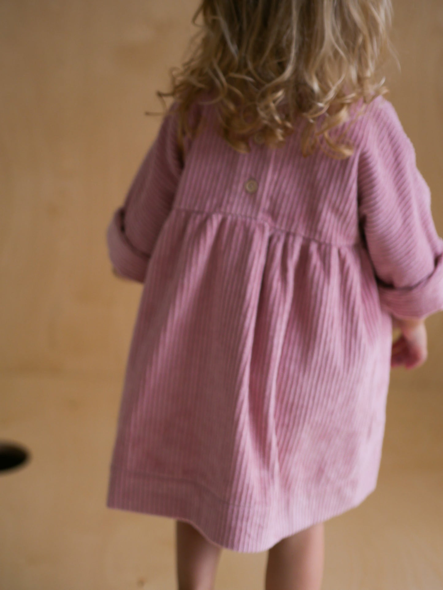 różowa, sztruksowa sukienka z guziczkami na plecach