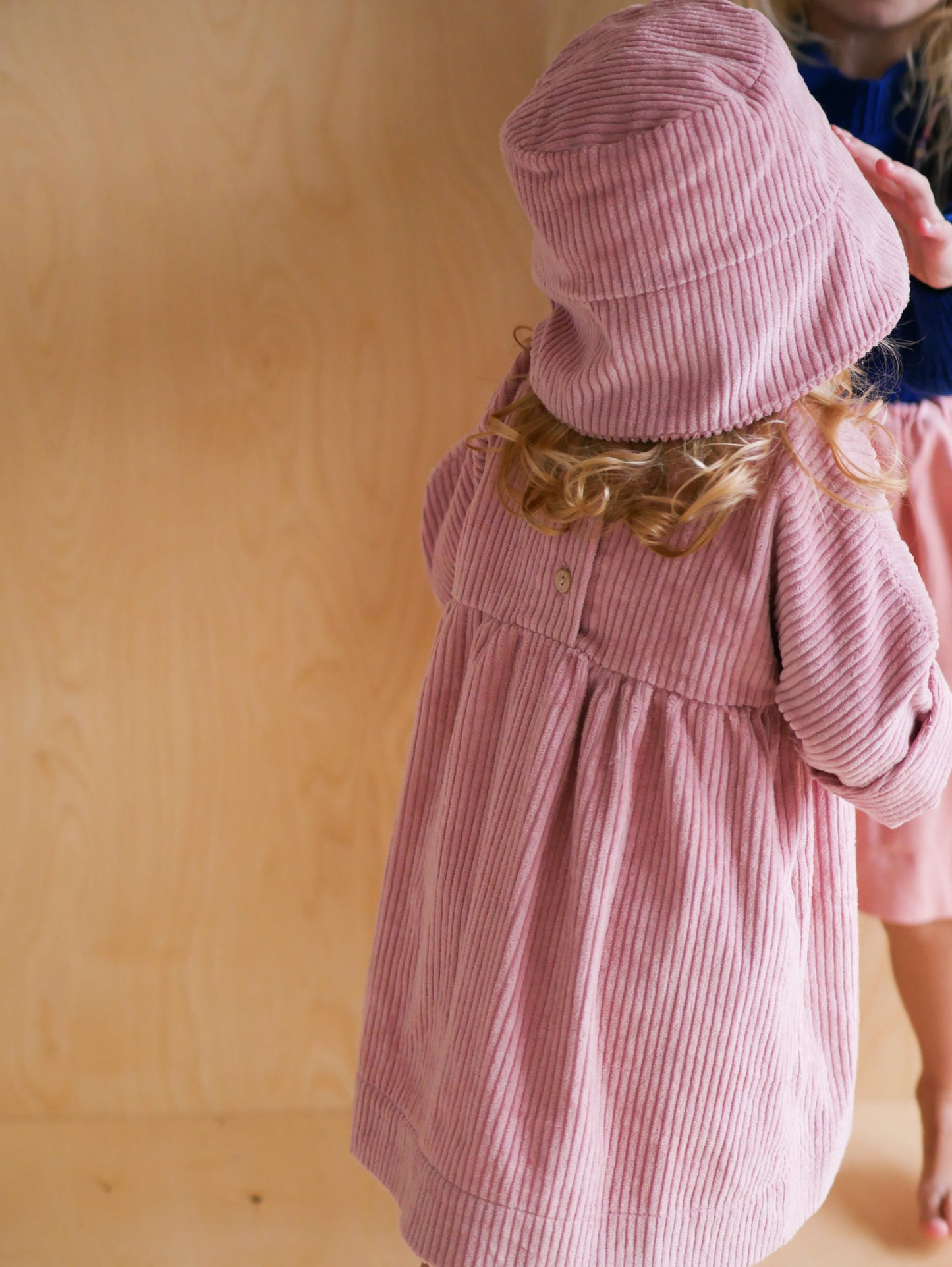 różowa, sztruksowa sukienka z guziczkami na plecach