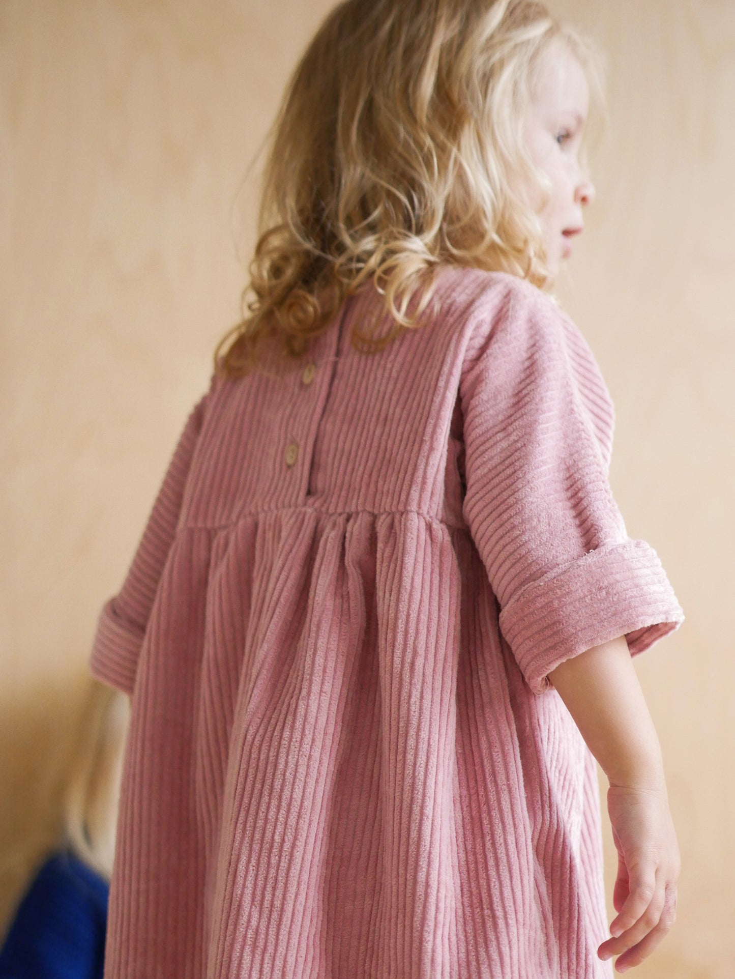 różowa, sztruksowa sukienka z guziczkami na plecach