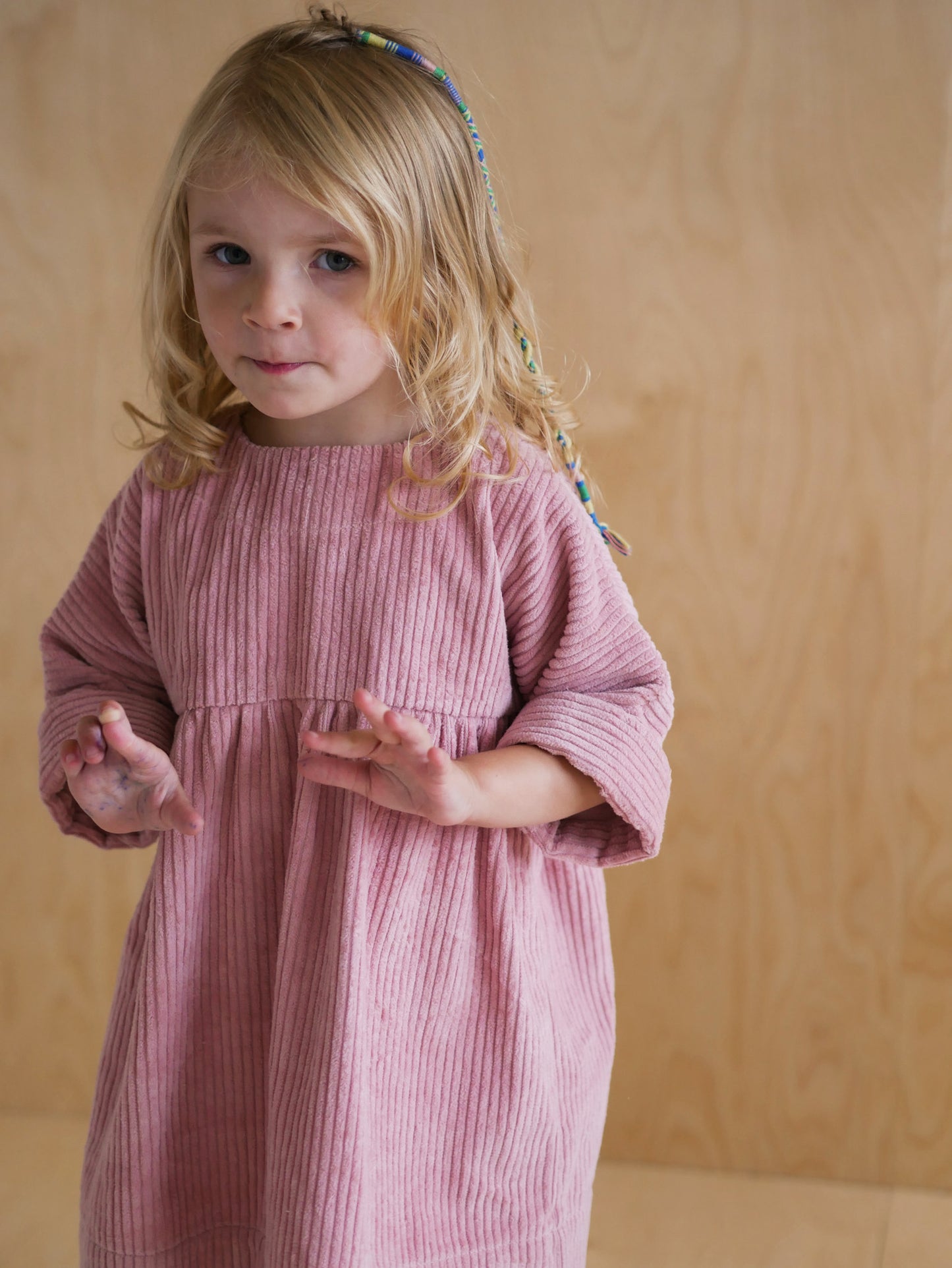 różowa, sztruksowa sukienka z guziczkami na plecach