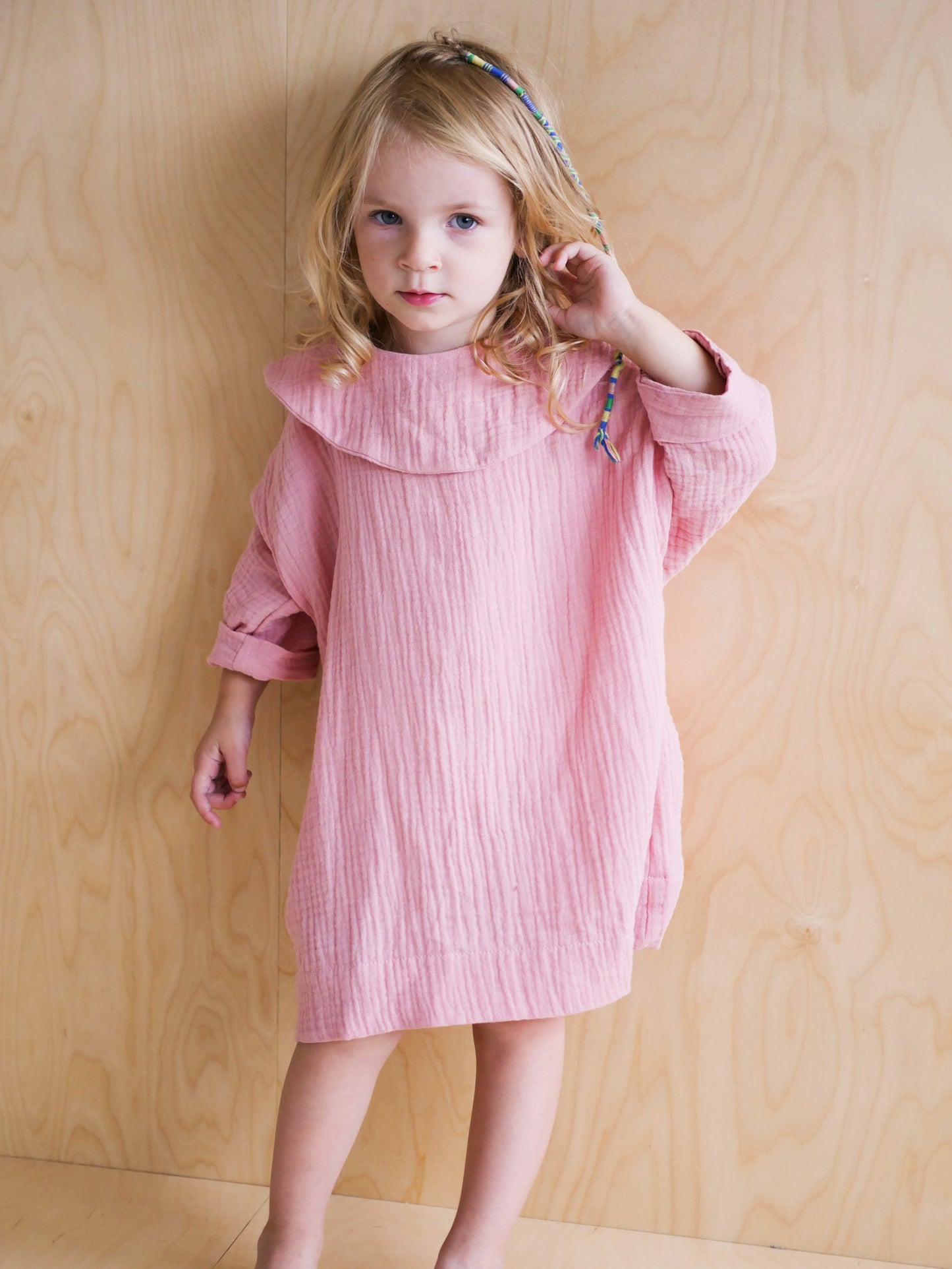 różowa sukienka z długim rękawem z dużym, okrągłym kołnierzem