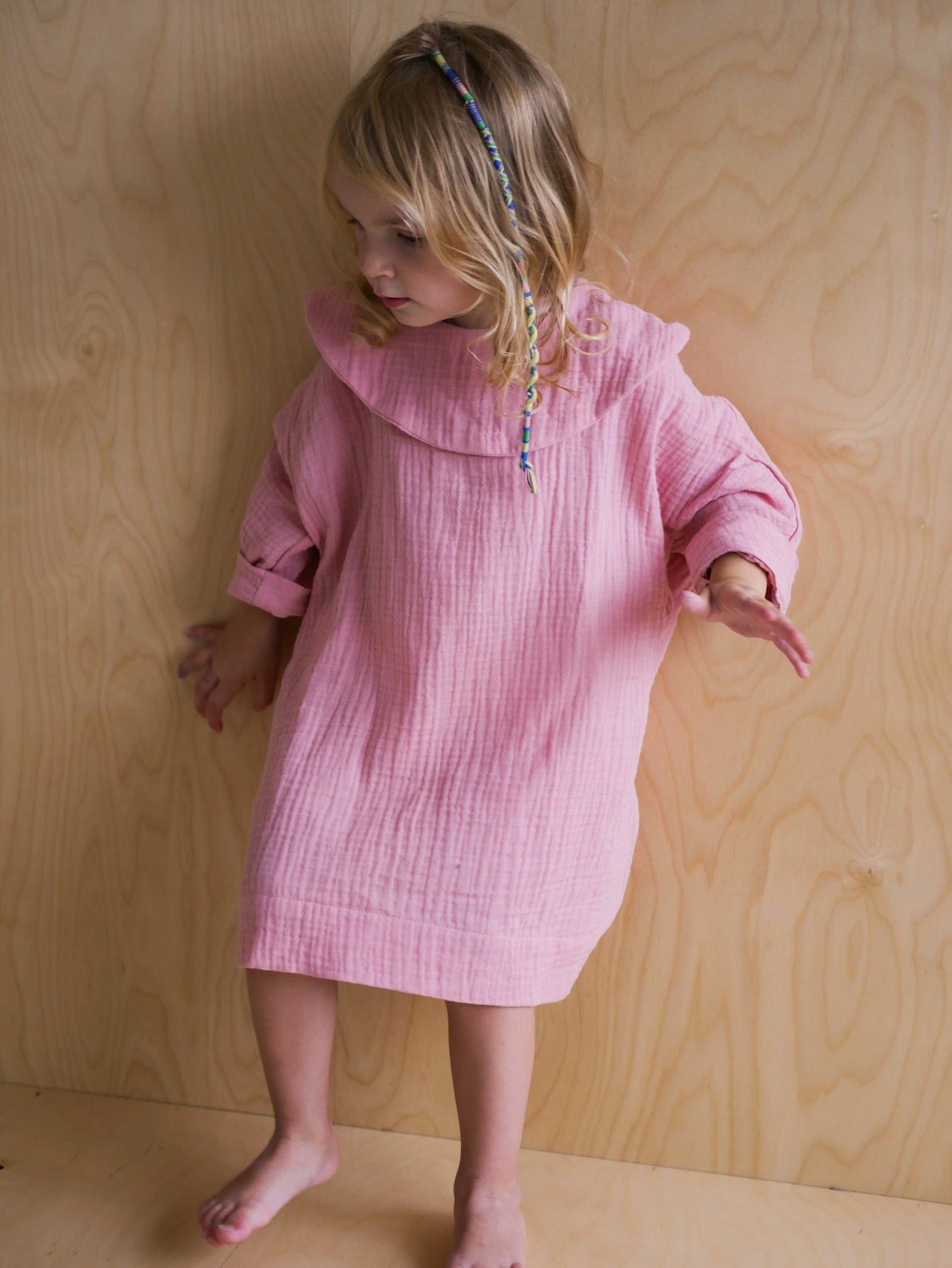 różowa sukienka z długim rękawem z dużym, okrągłym kołnierzem