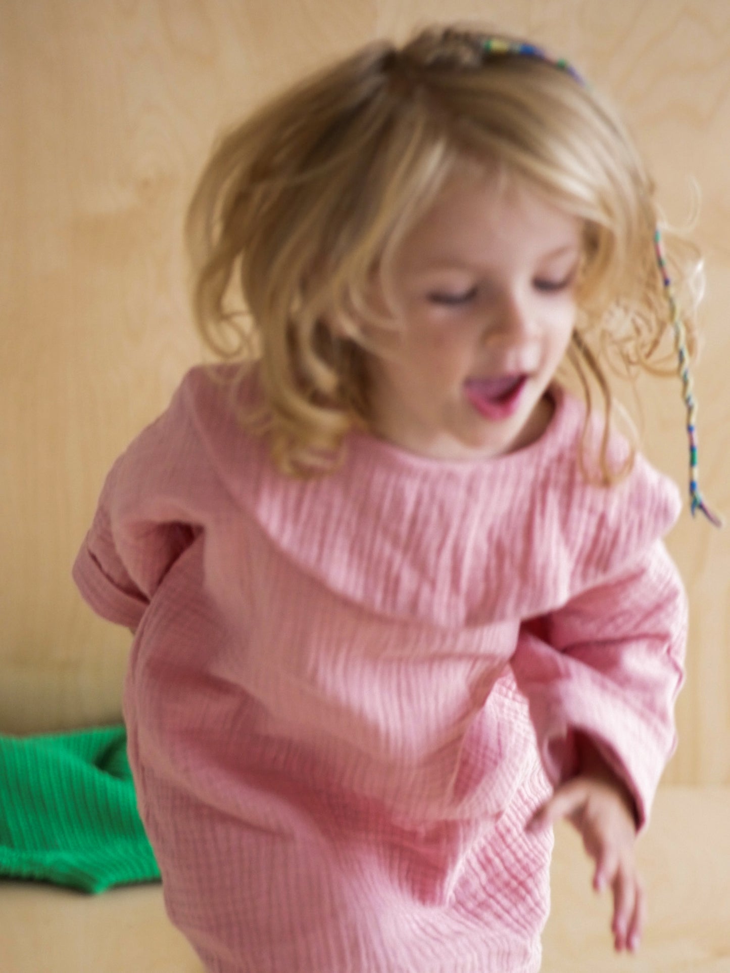 różowa sukienka z długim rękawem z dużym, okrągłym kołnierzem