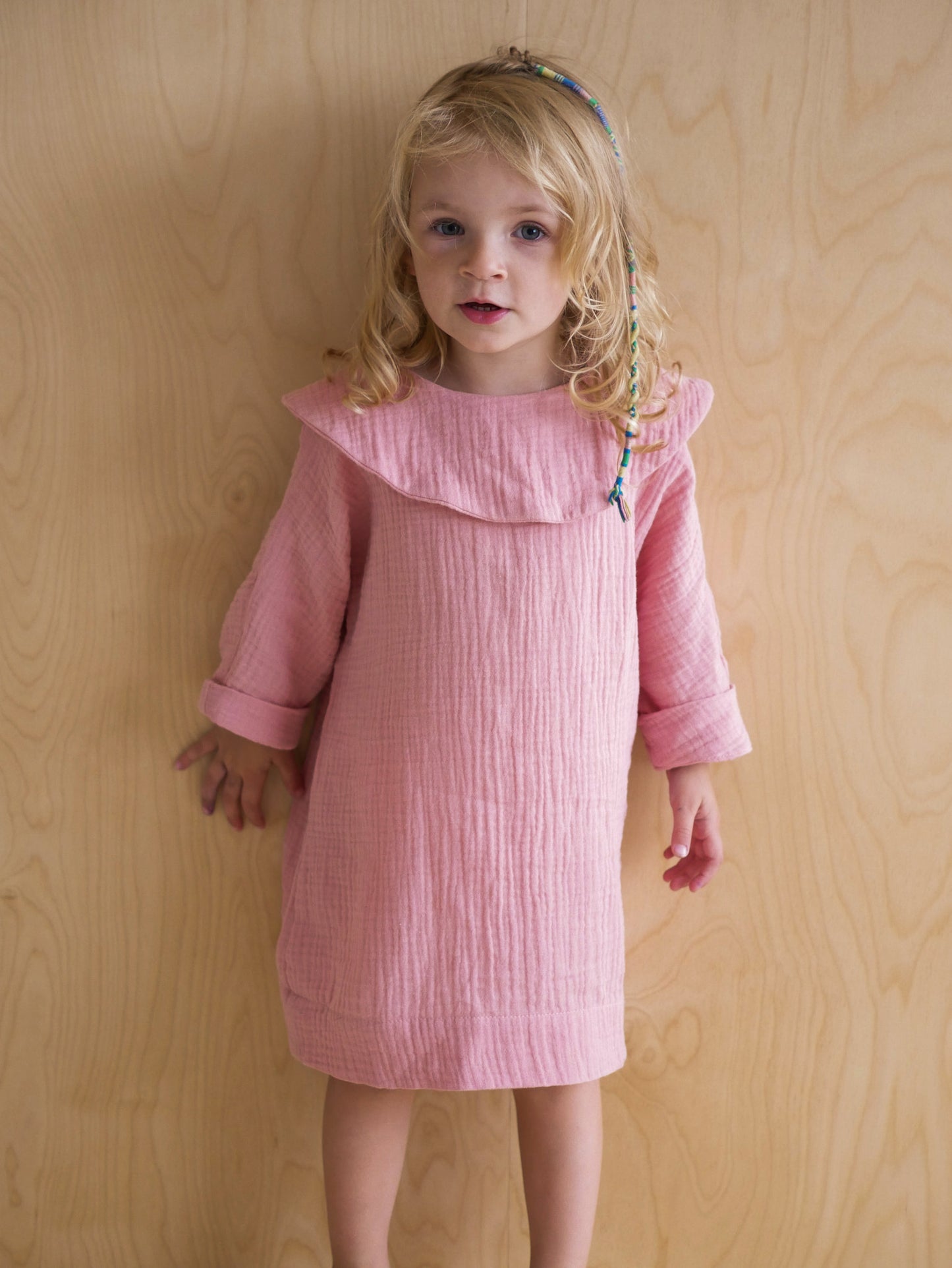 różowa sukienka z długim rękawem z dużym, okrągłym kołnierzem