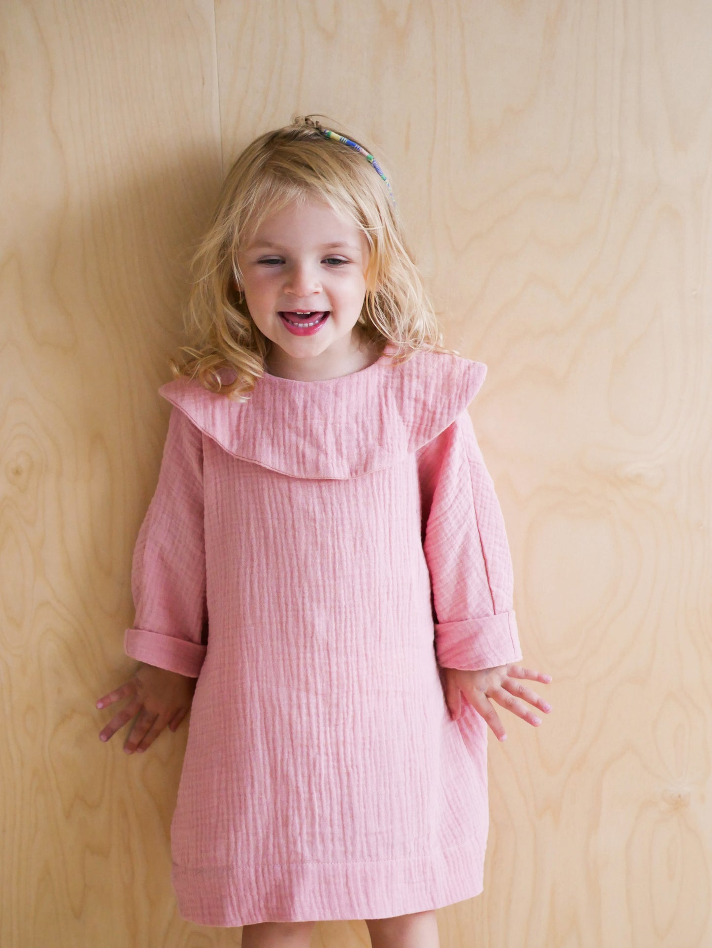 różowa sukienka z długim rękawem z dużym, okrągłym kołnierzem