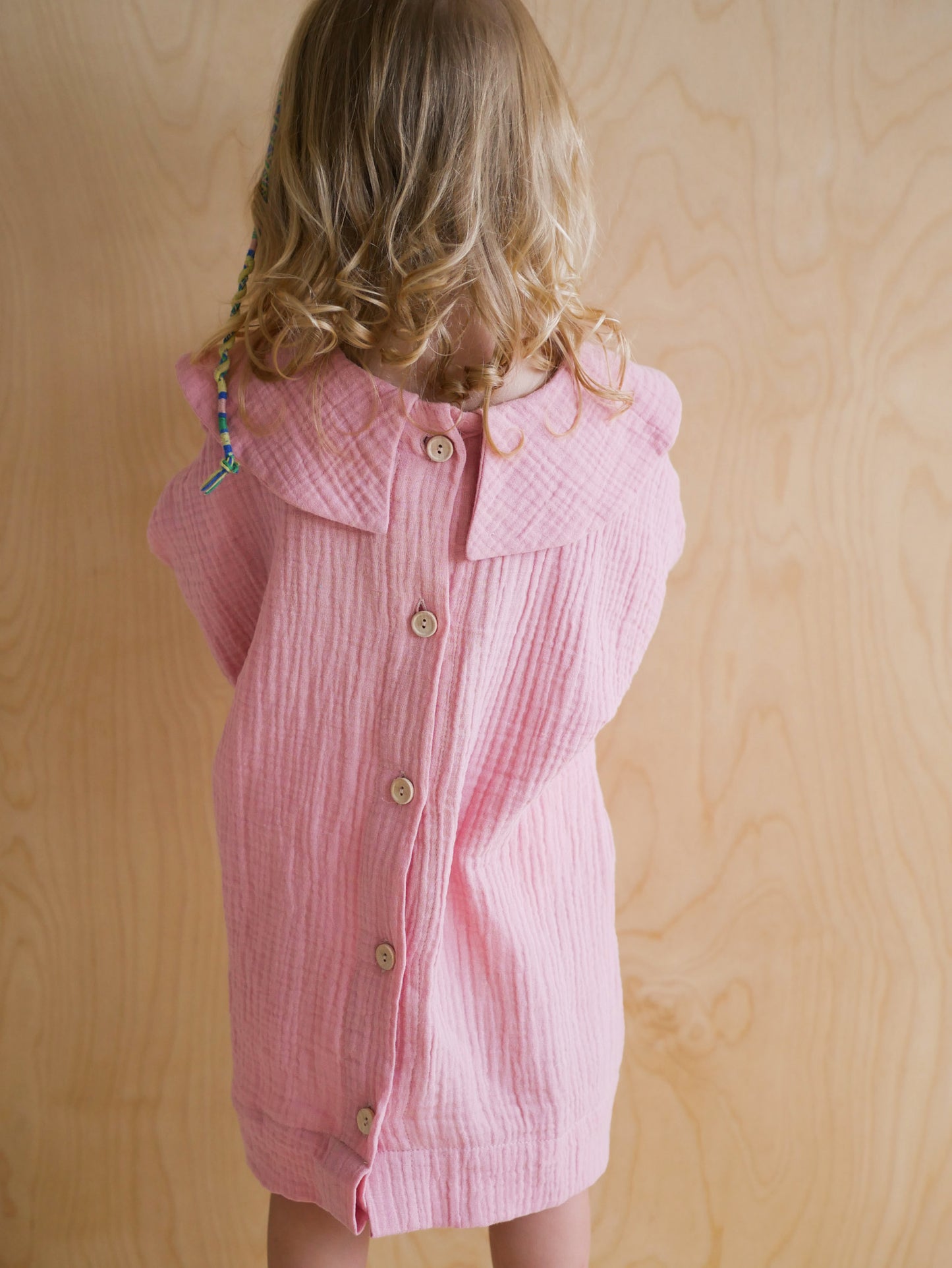 różowa sukienka z długim rękawem z dużym, okrągłym kołnierzem