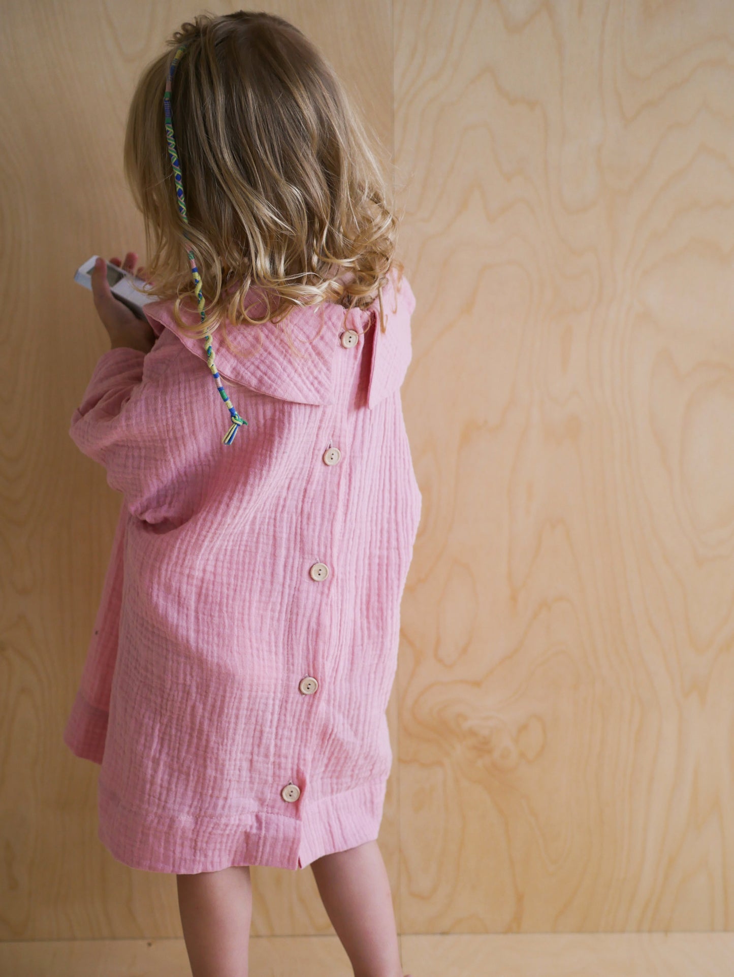 różowa sukienka z długim rękawem z dużym, okrągłym kołnierzem