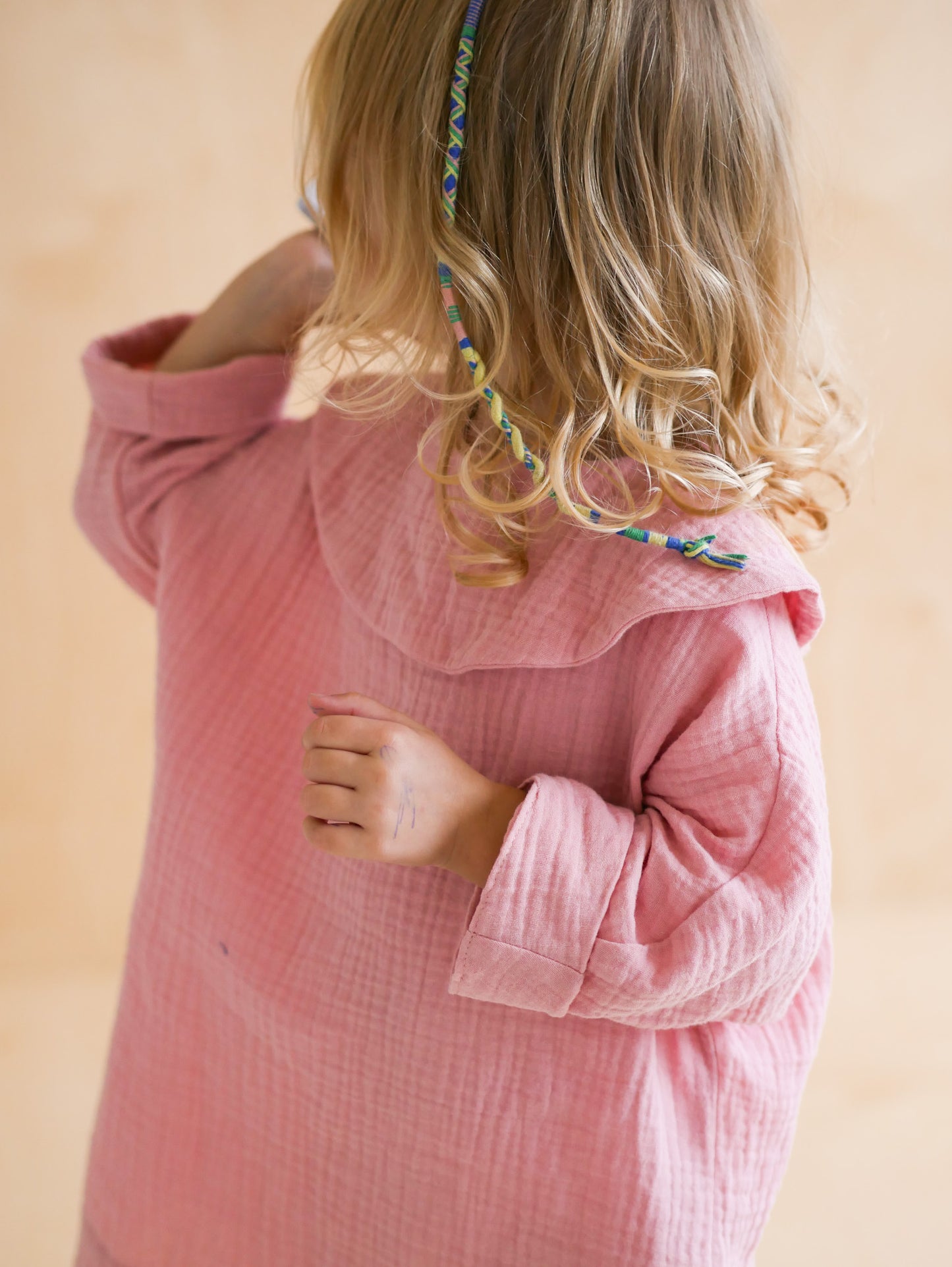 różowa sukienka z długim rękawem z dużym, okrągłym kołnierzem