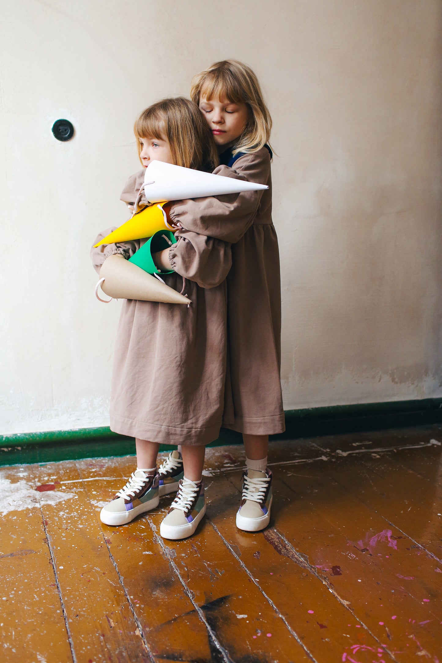 beżowa sukienka z bufiastymi rękawami