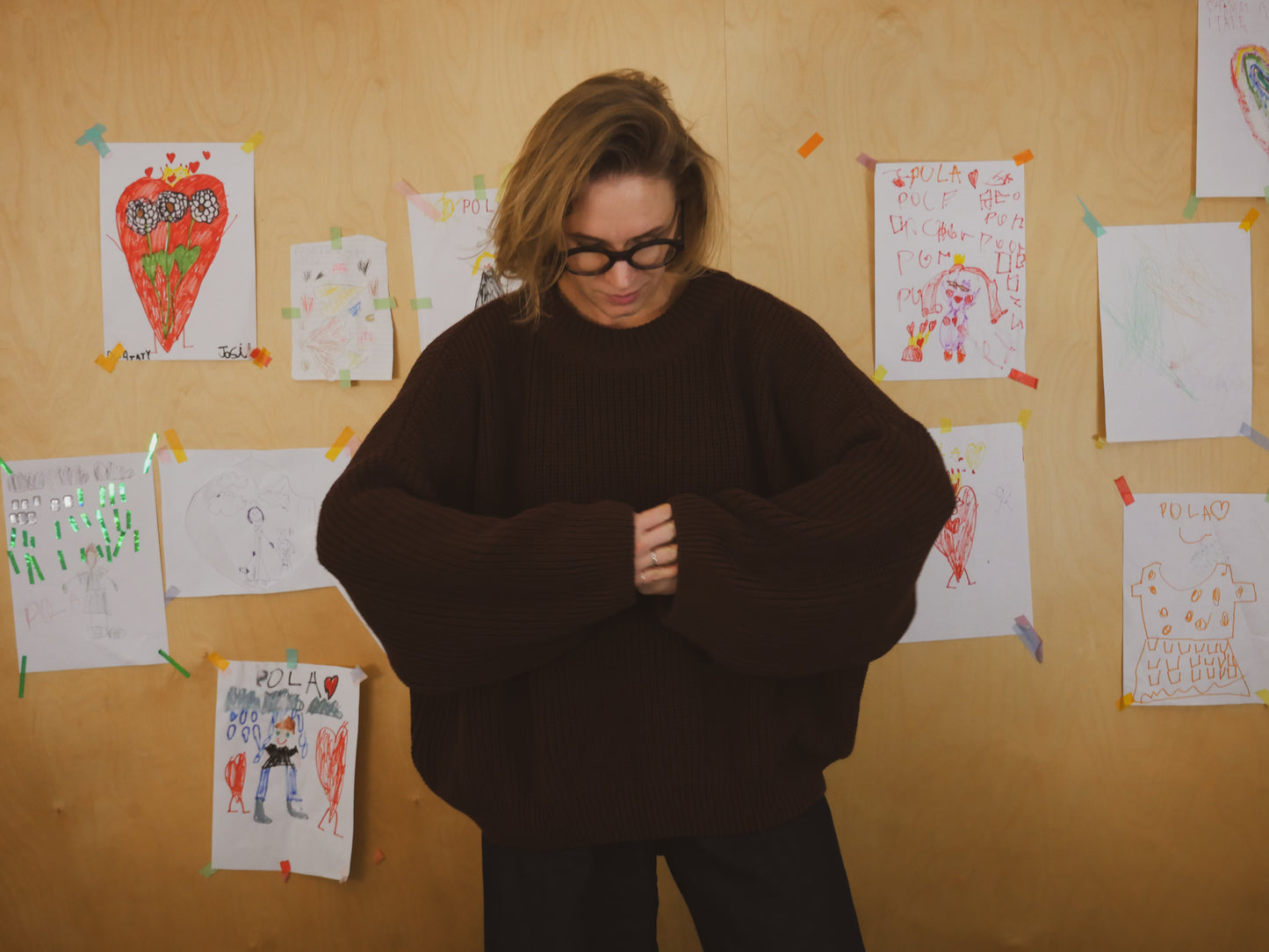 czekoladowy sweter damski