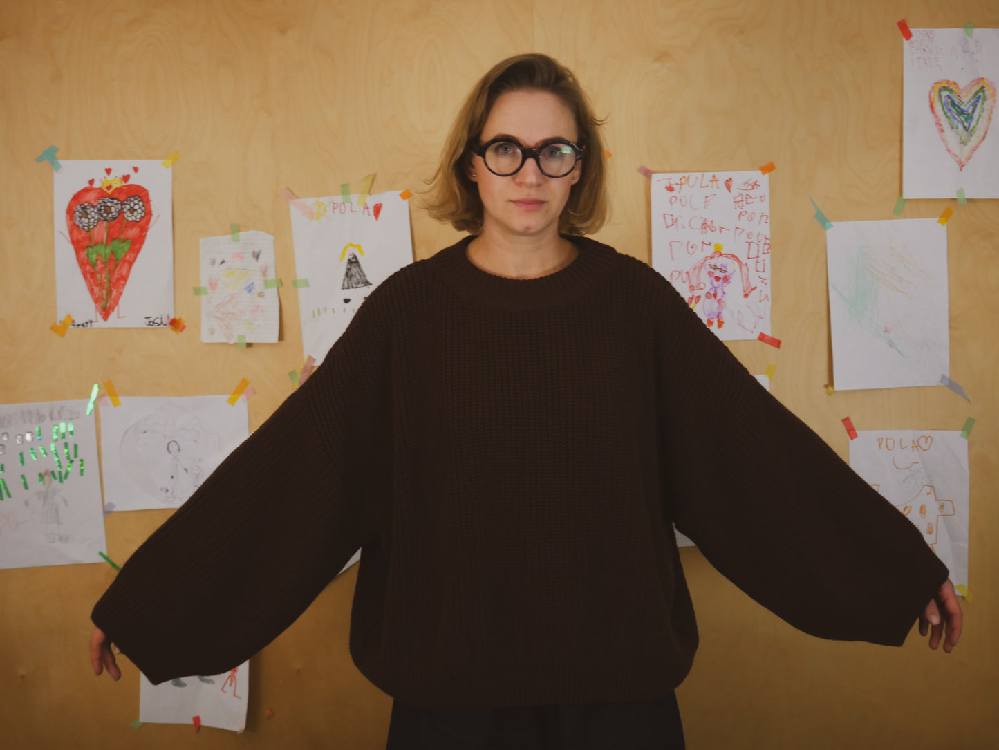 czekoladowy sweter damski