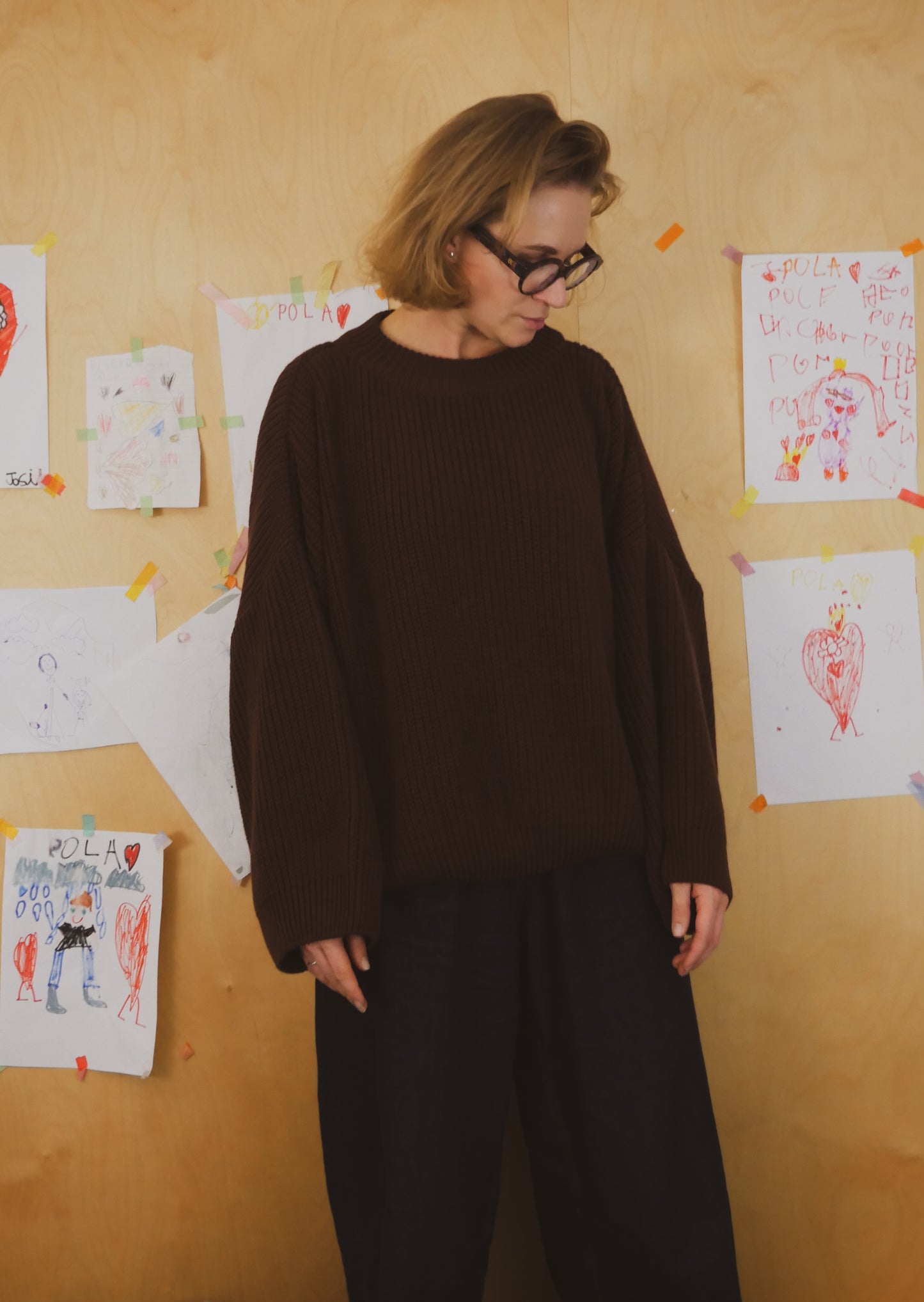 czekoladowy sweter damski