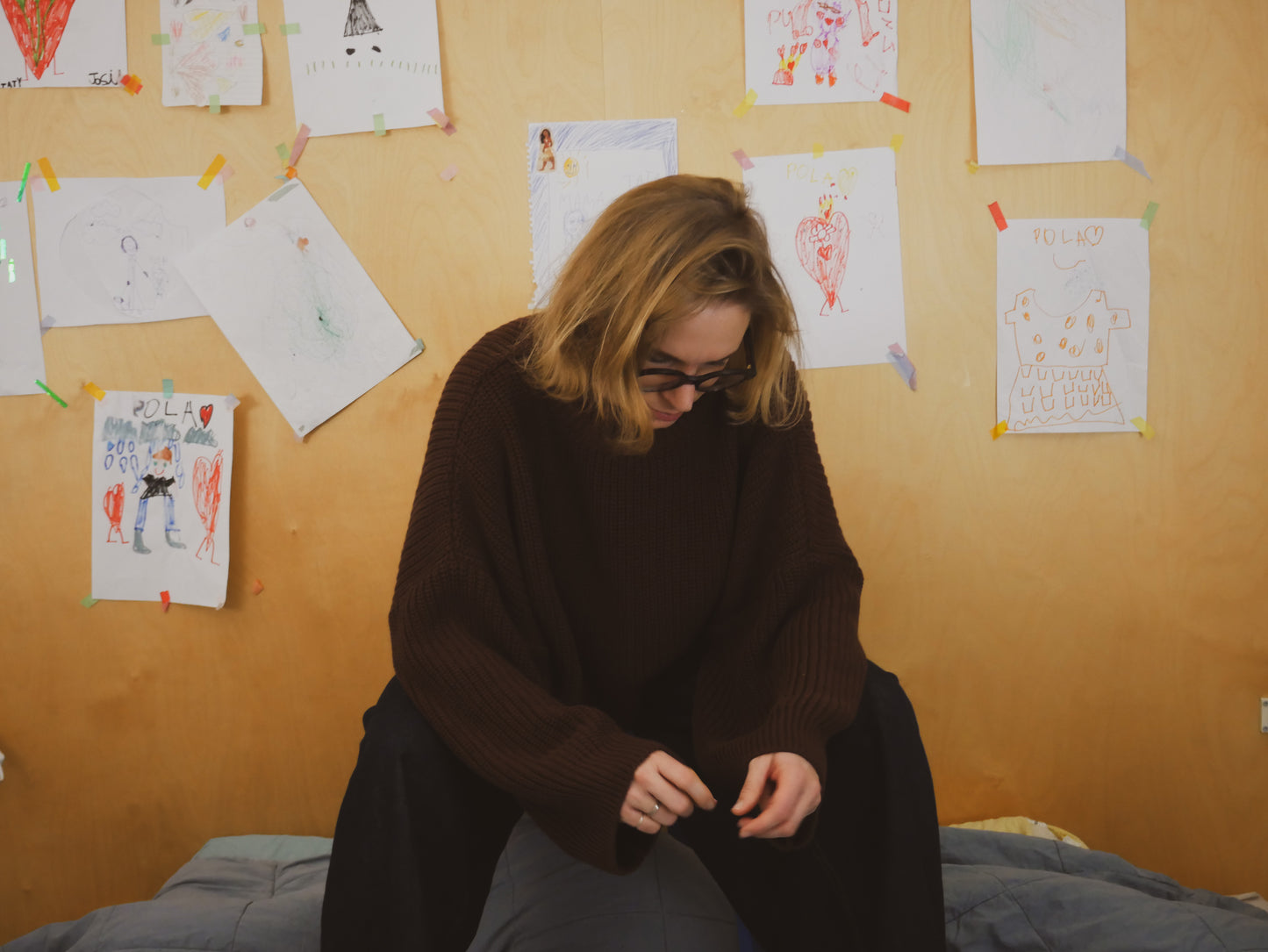 czekoladowy sweter damski