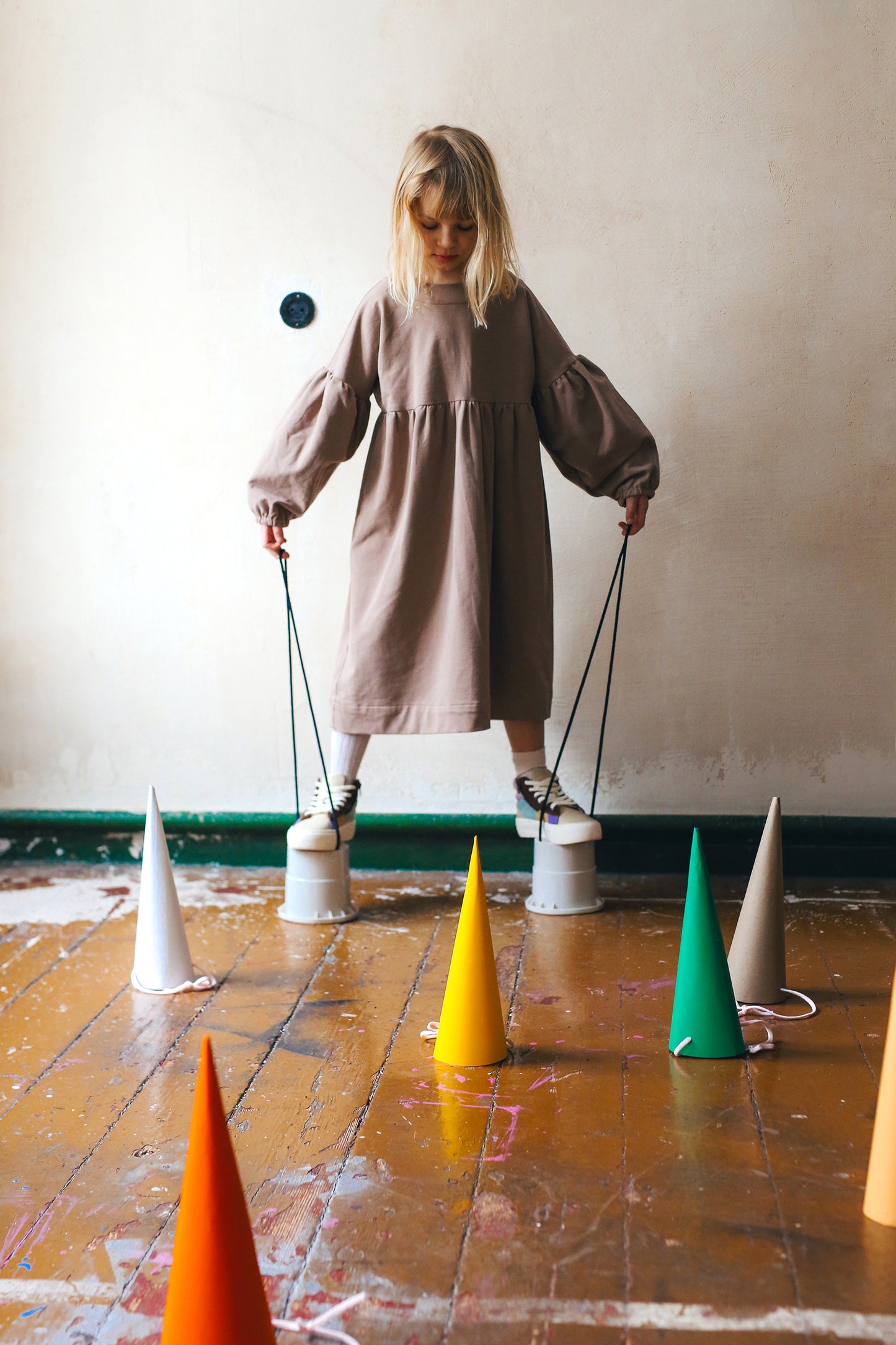 beżowa sukienka z bufiastymi rękawami