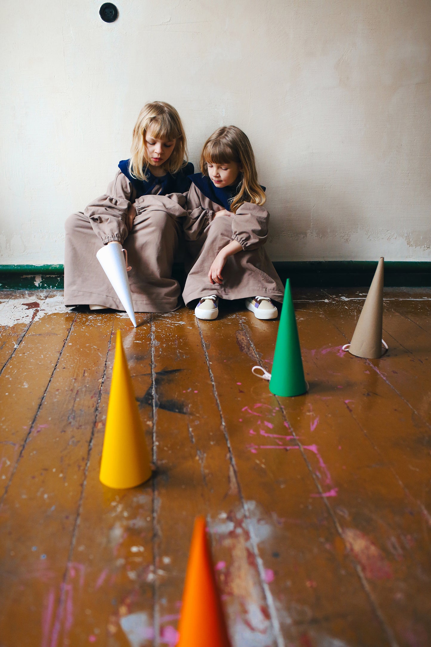 beżowa sukienka z bufiastymi rękawami