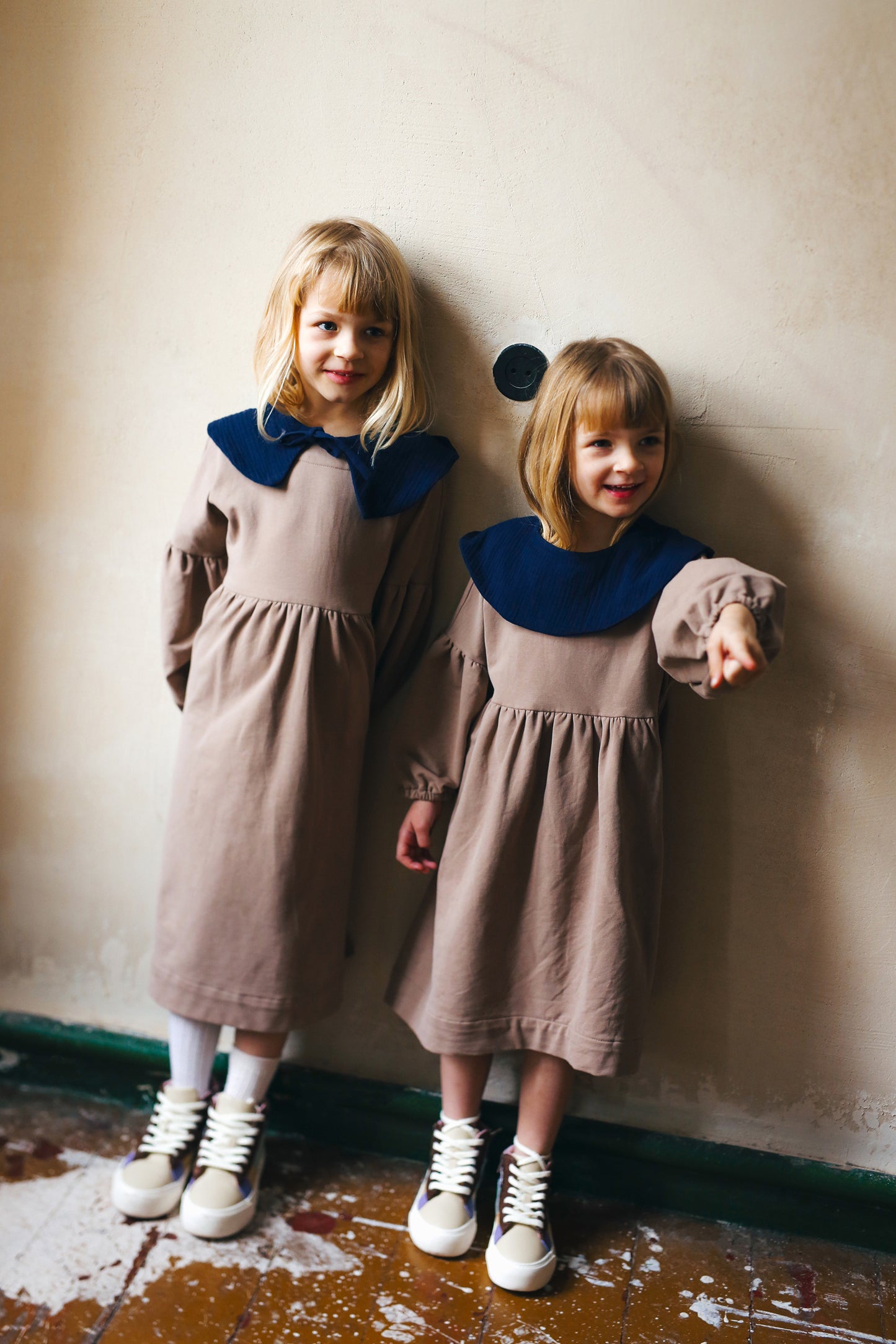 beżowa sukienka z bufiastymi rękawami