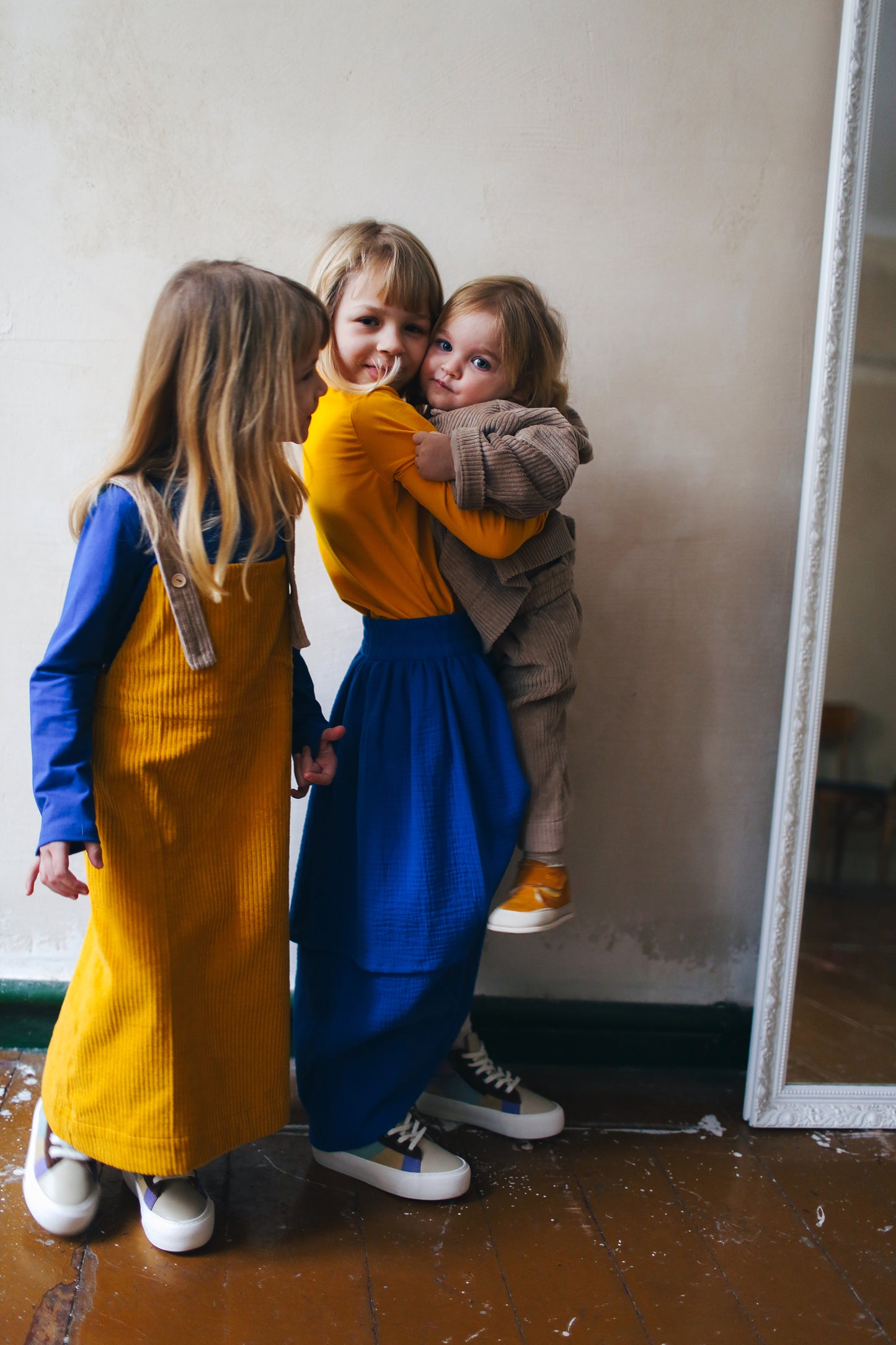 żółta spódniczka ogrodniczka z beżowymi szelkami