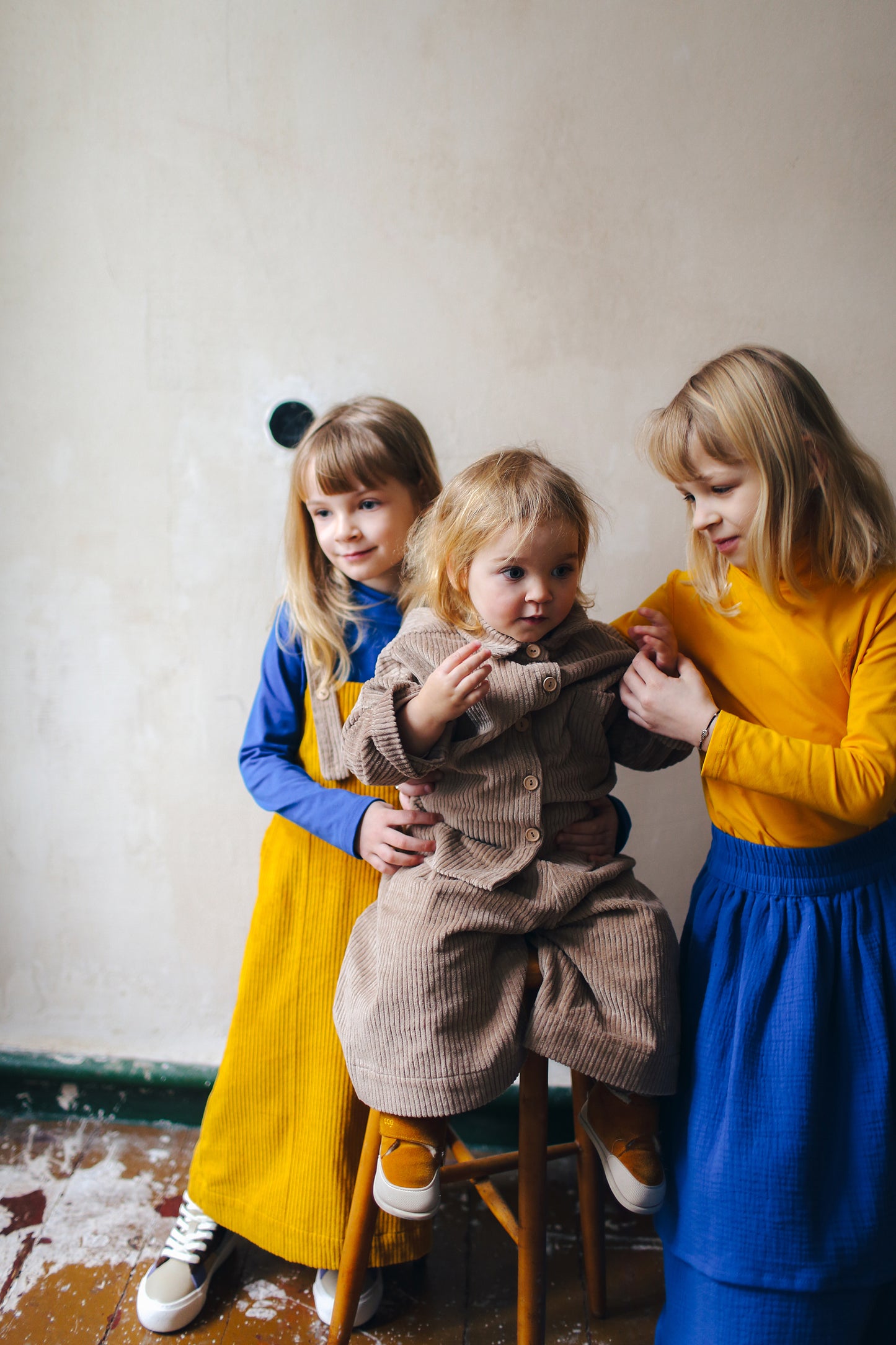 żółta spódniczka ogrodniczka z beżowymi szelkami