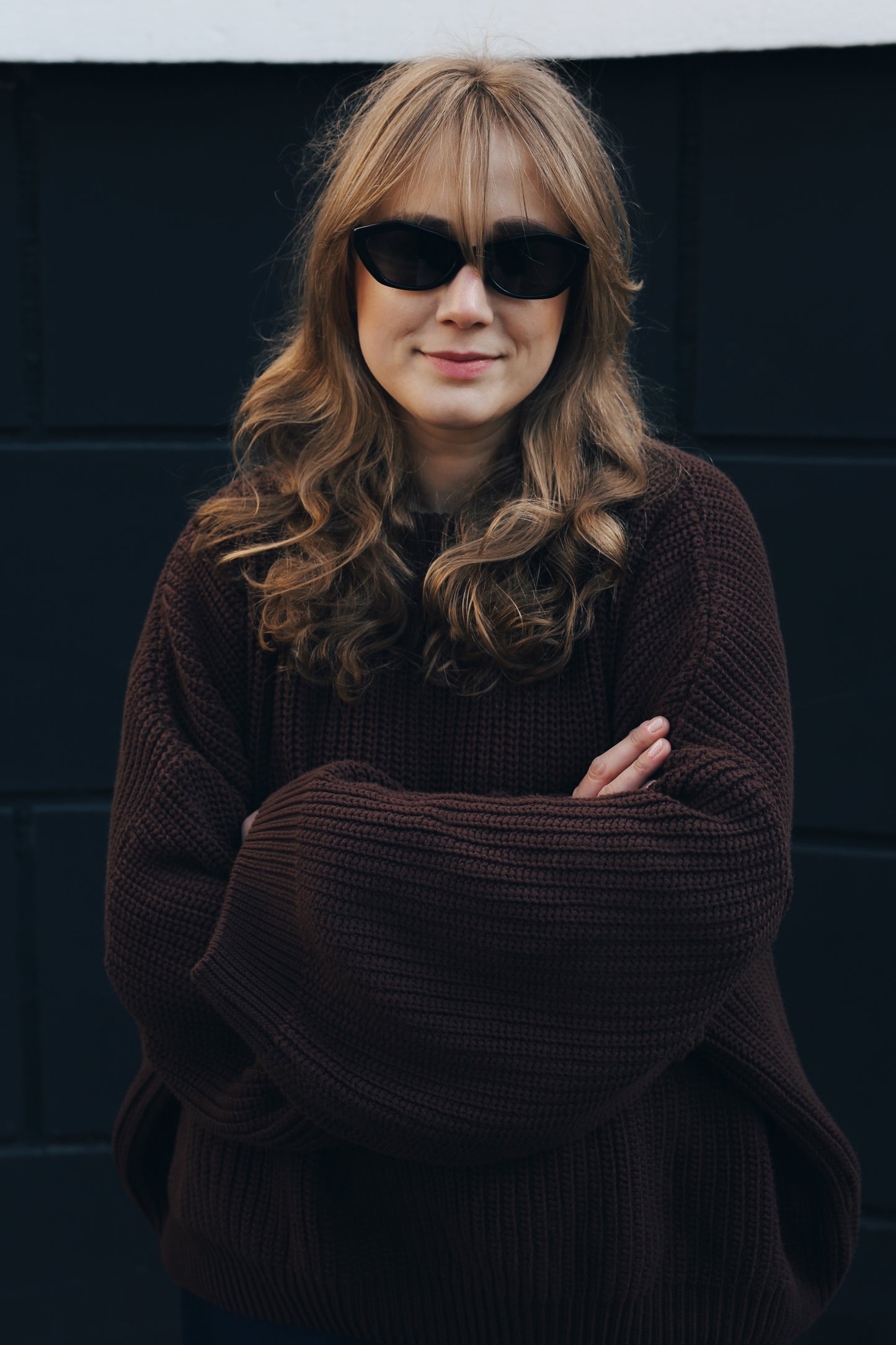 czekoladowy sweter damski oversize