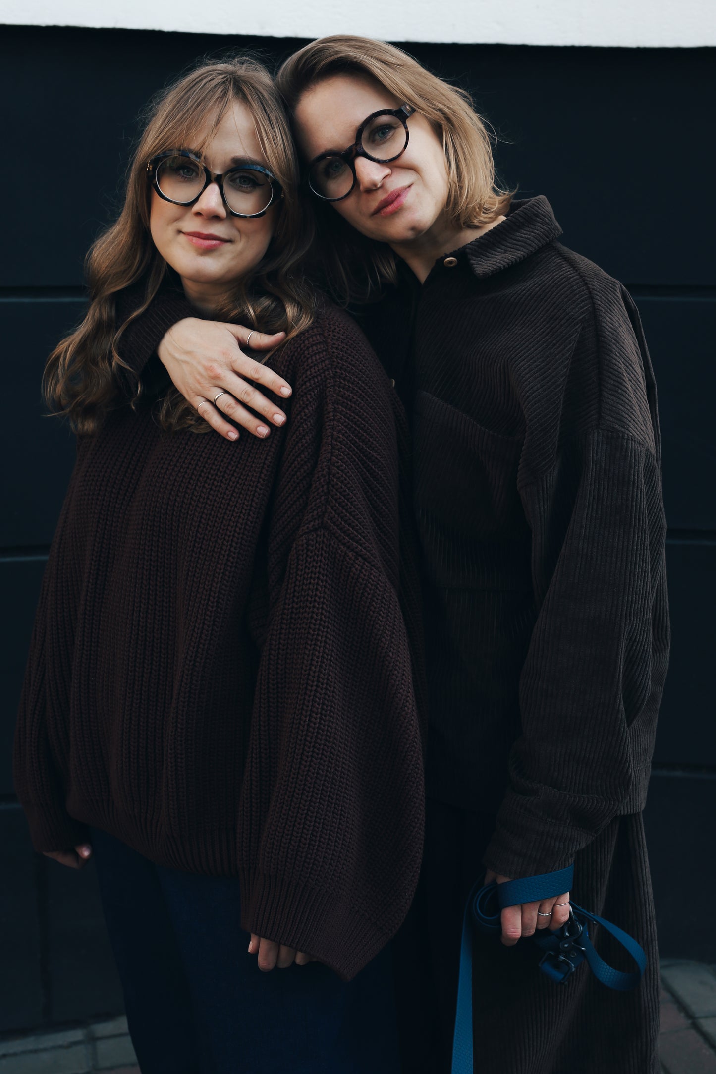 czekoladowy sweter damski oversize