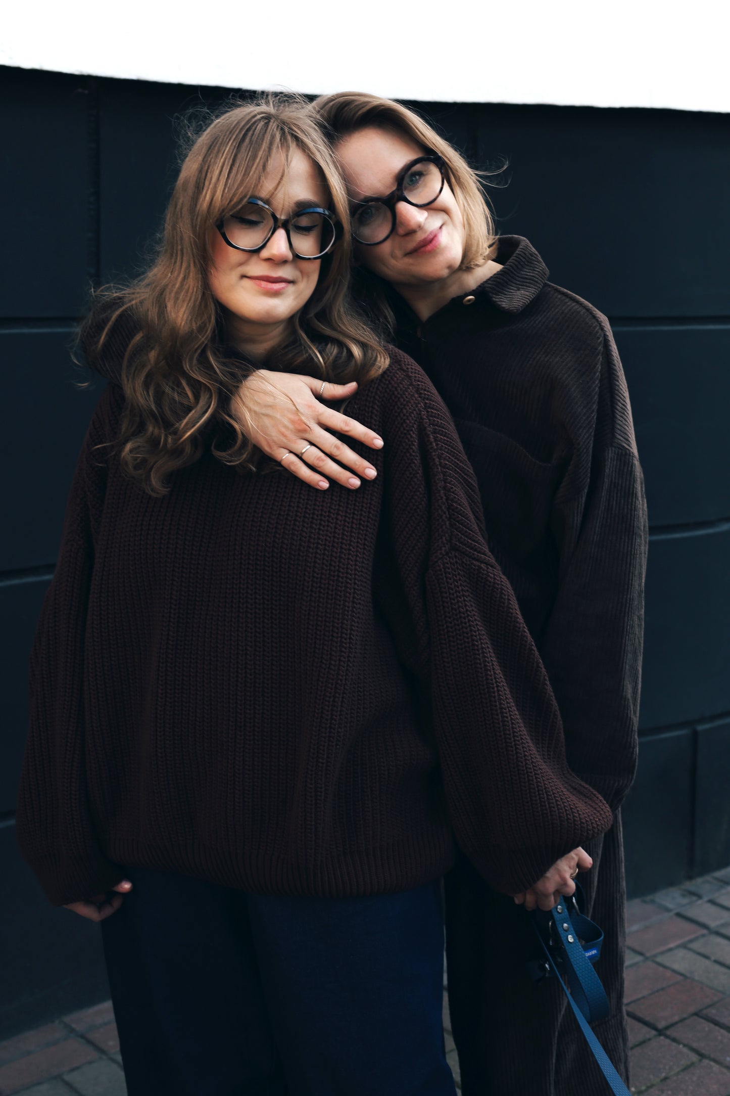 czekoladowy sweter damski oversize