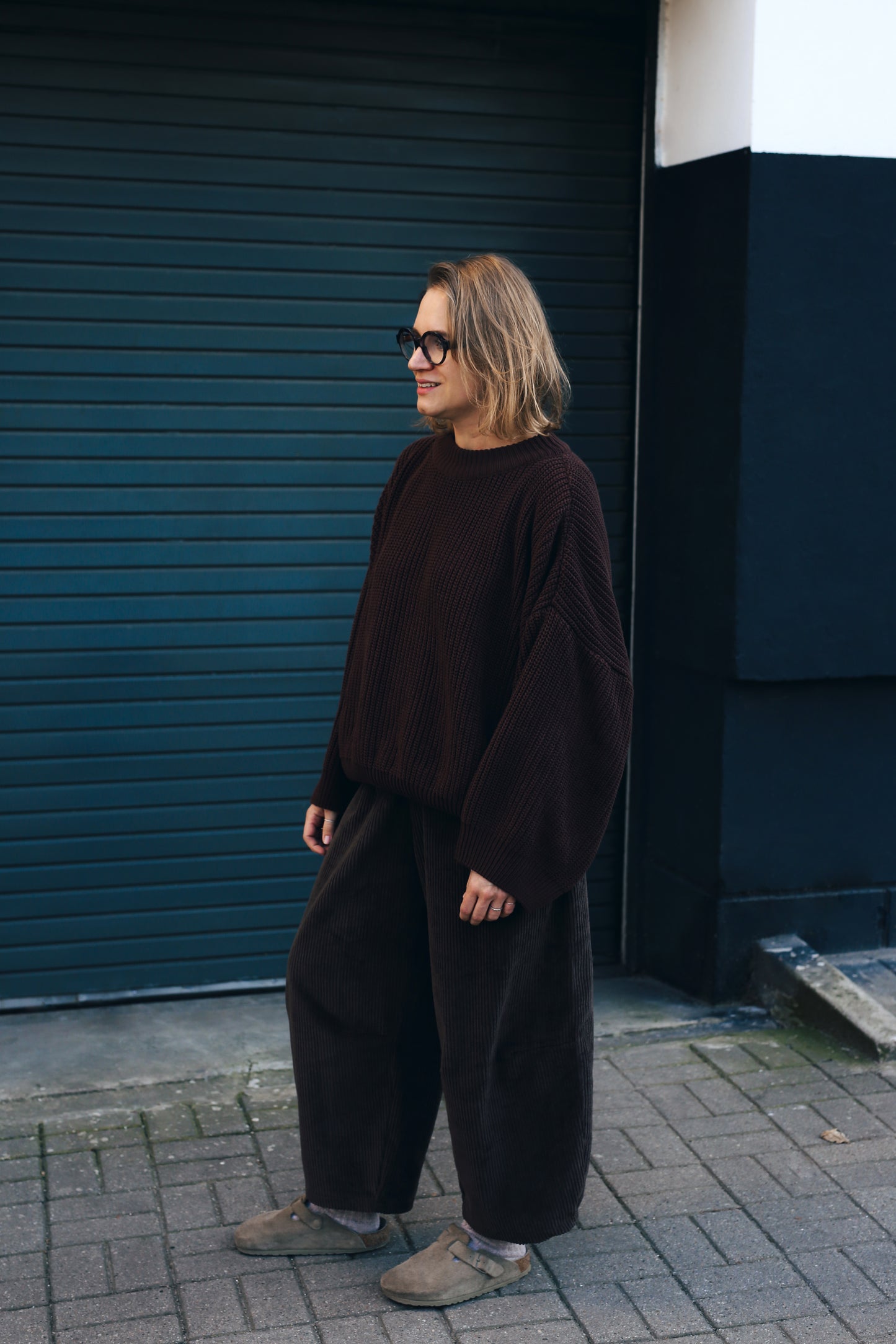 czekoladowy sweter damski oversize