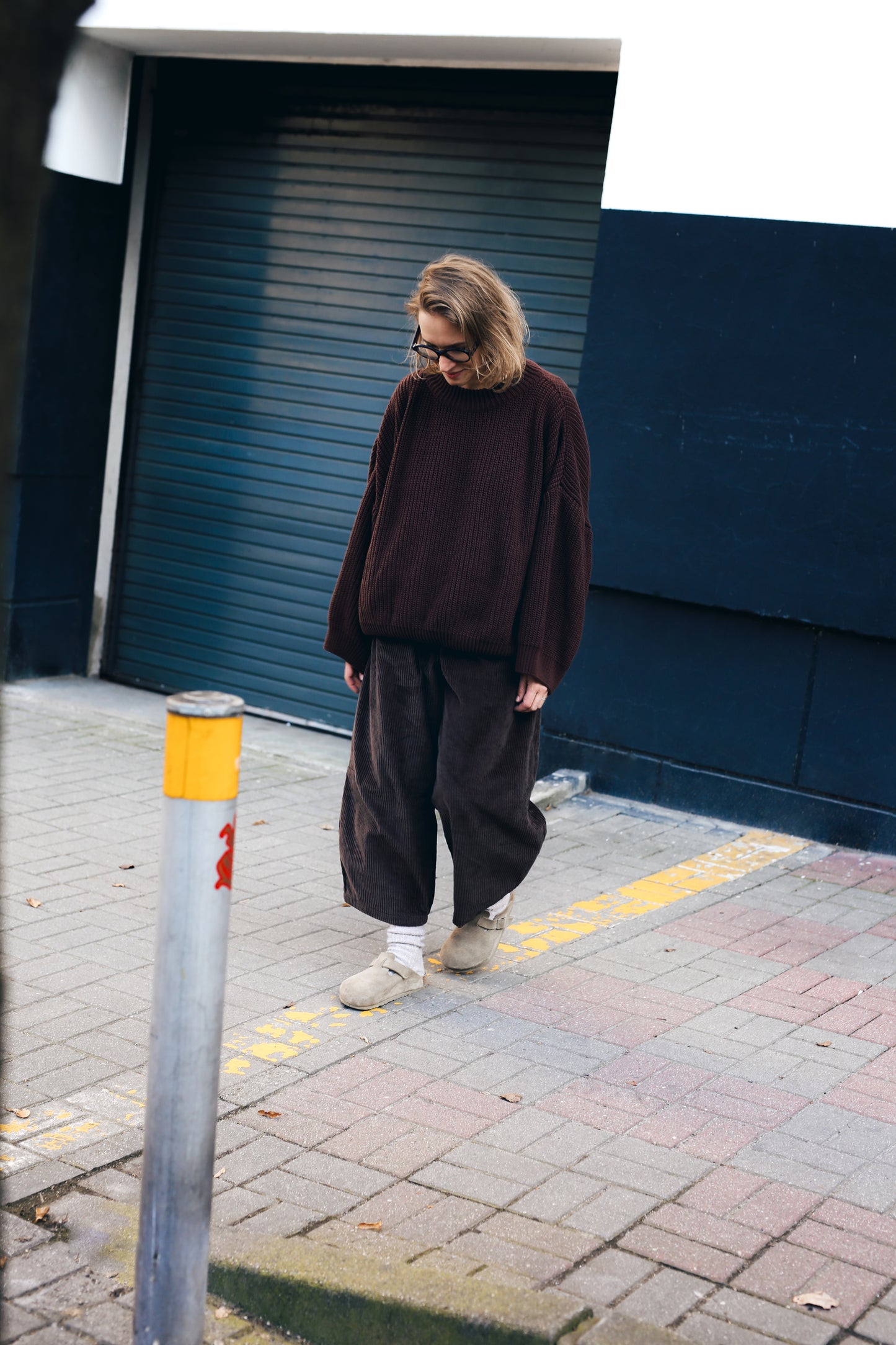 czekoladowy sweter damski oversize