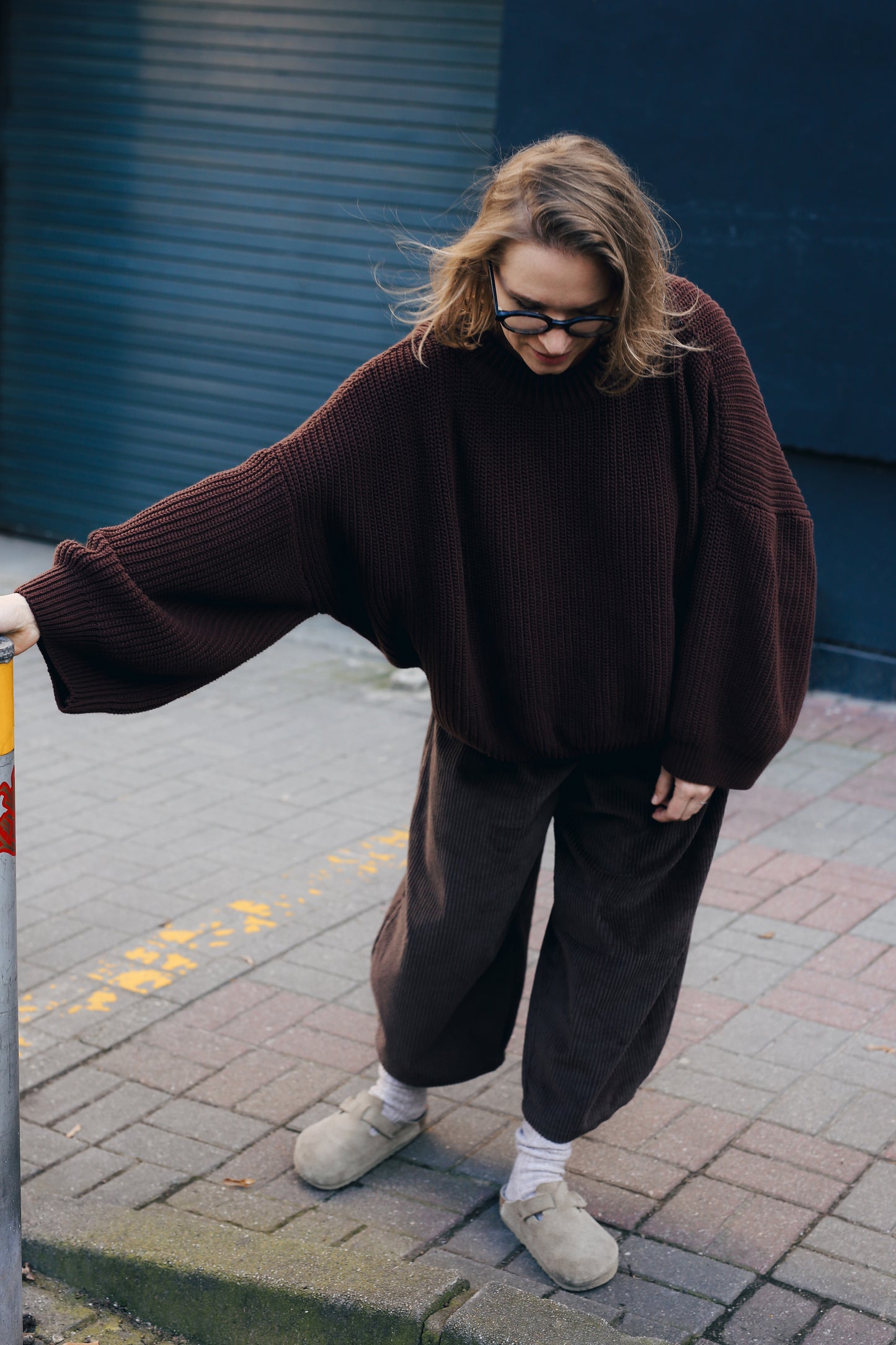 czekoladowy sweter damski oversize