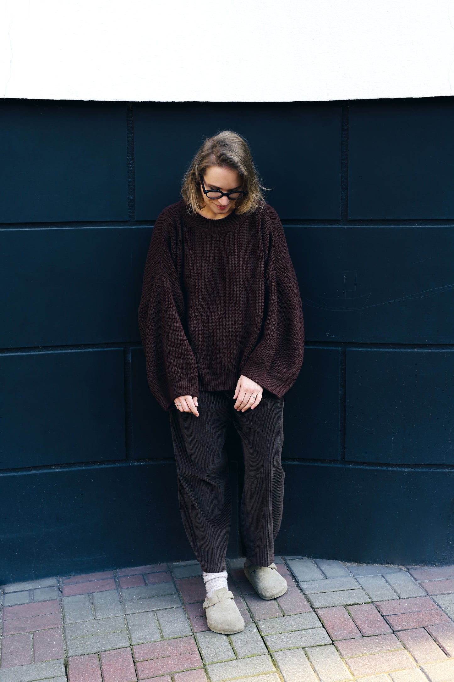 czekoladowy sweter damski oversize