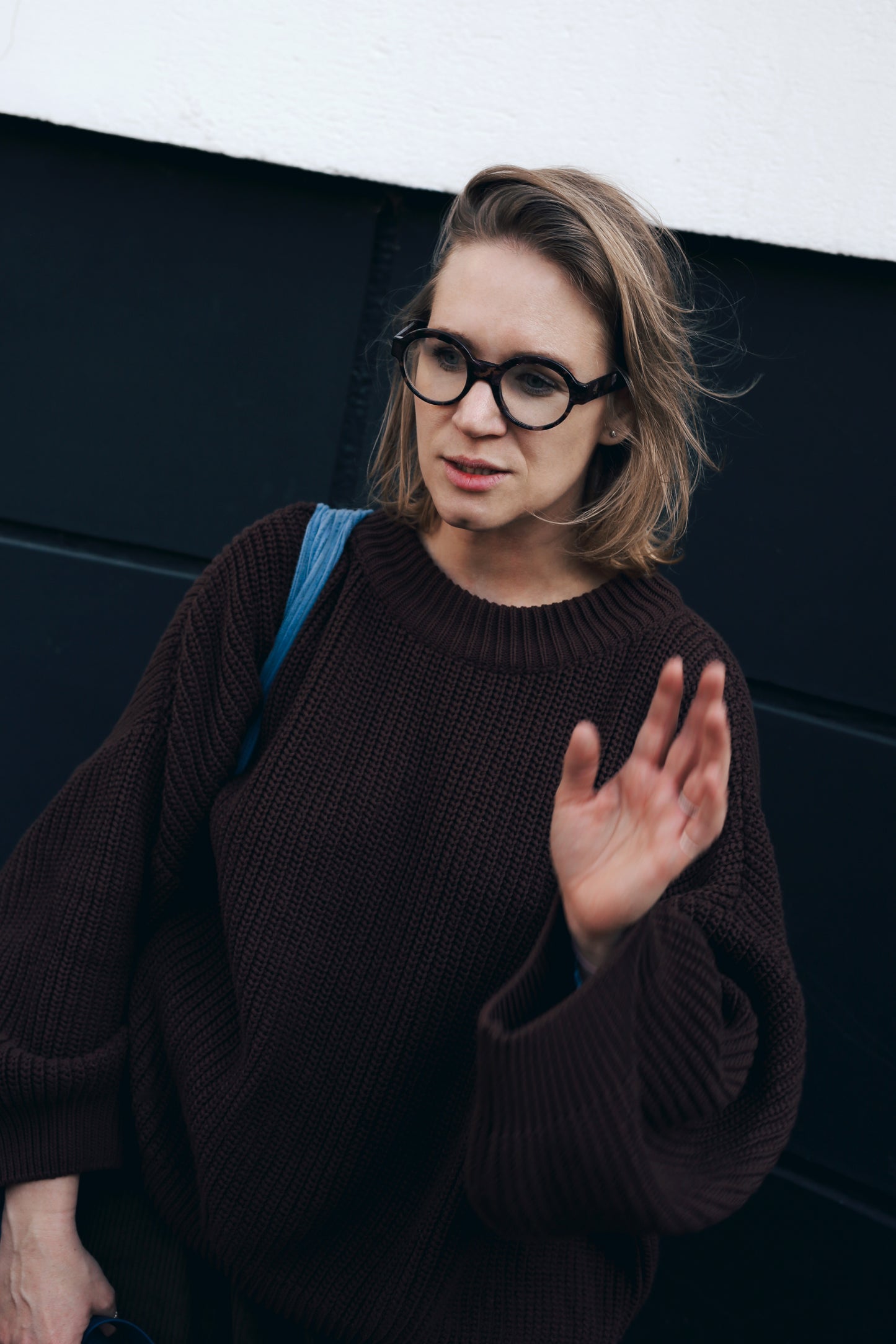 czekoladowy sweter damski oversize