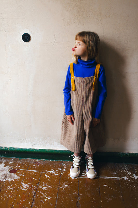 beżowe ogrodniczki z szerokimi nogawkami z żółtymi ramiączkami