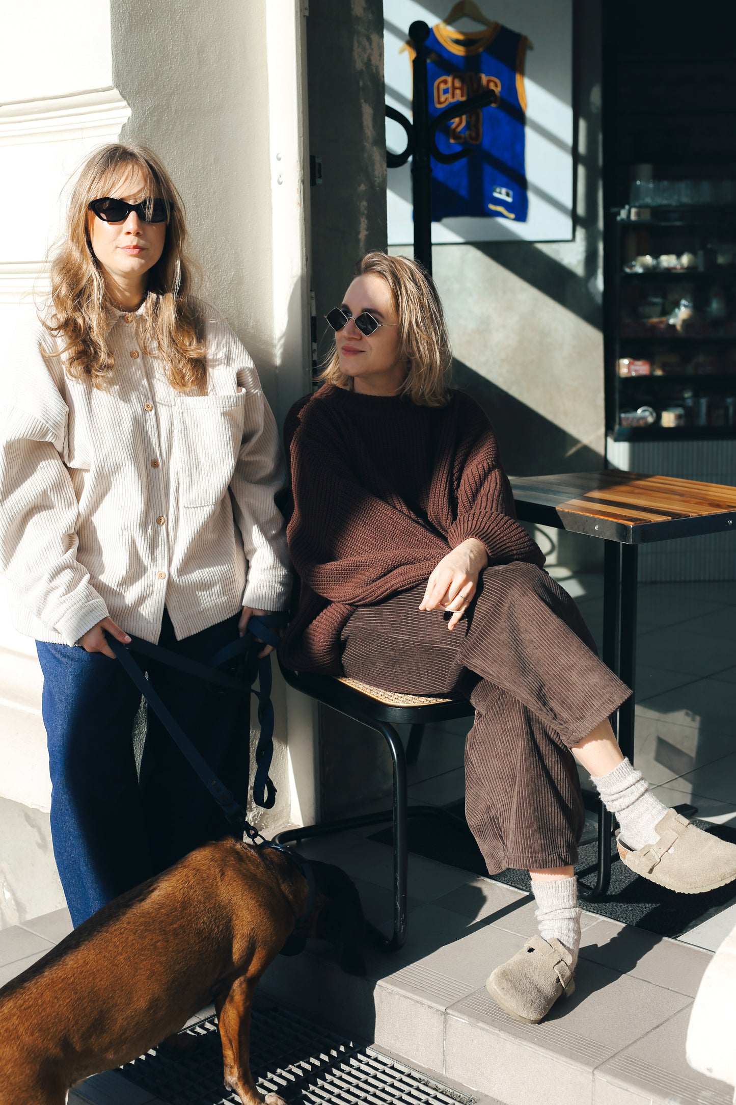 czekoladowy sweter damski oversize