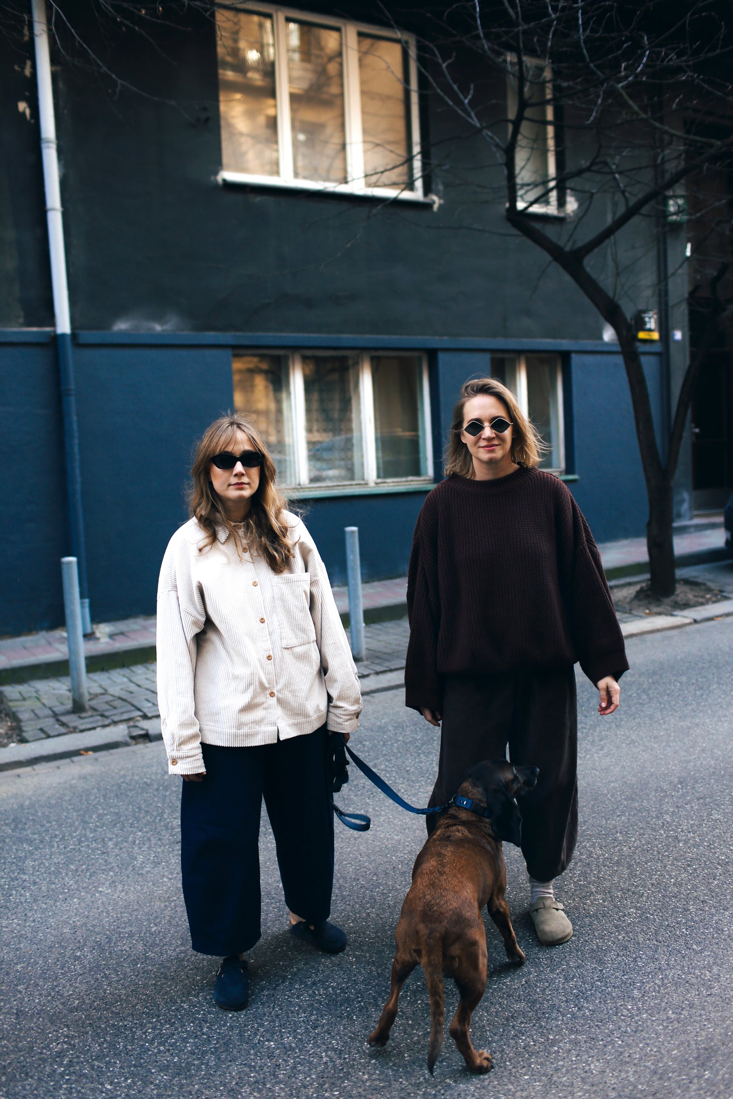 czekoladowy sweter damski oversize