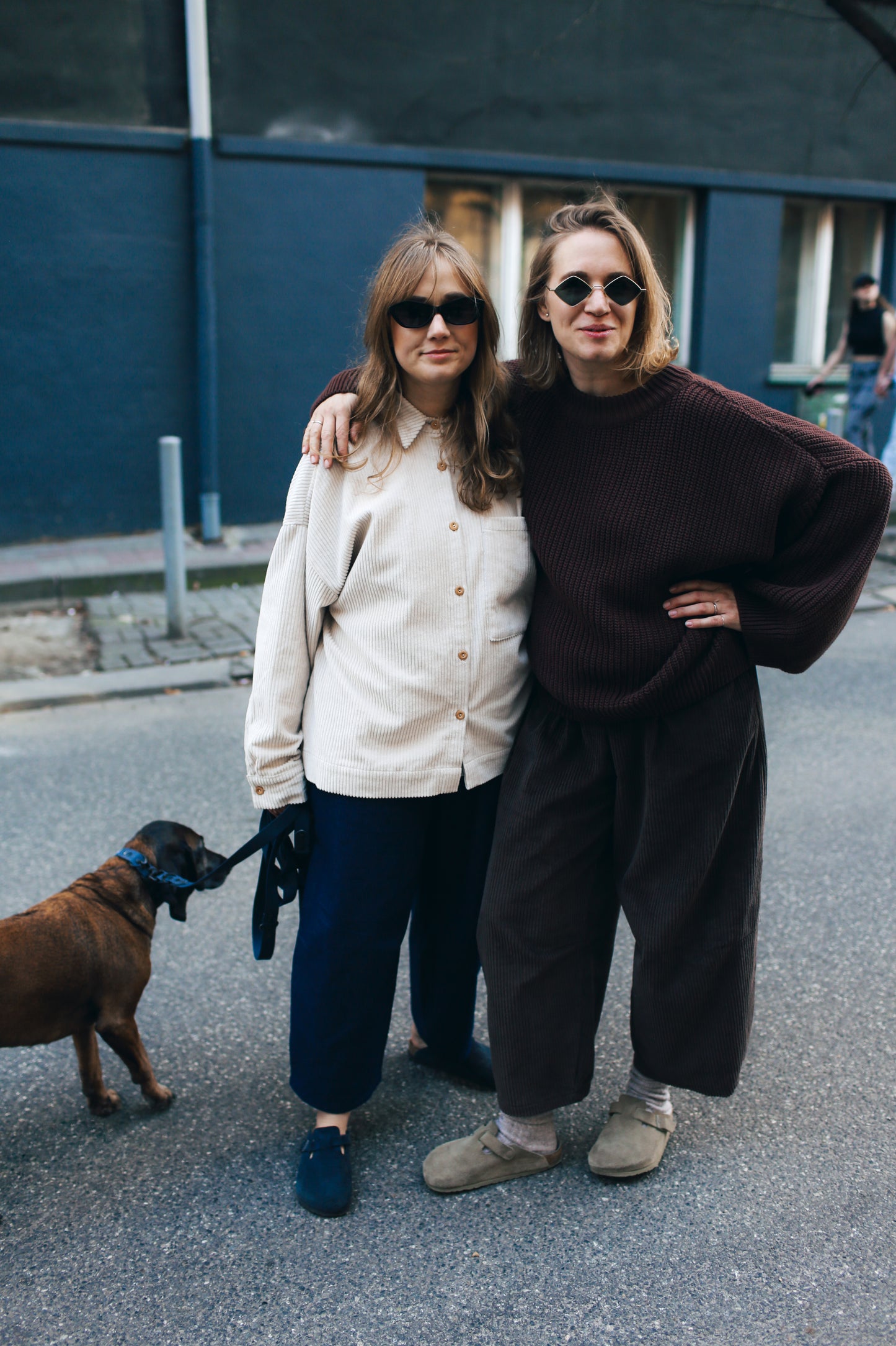 czekoladowy sweter damski oversize