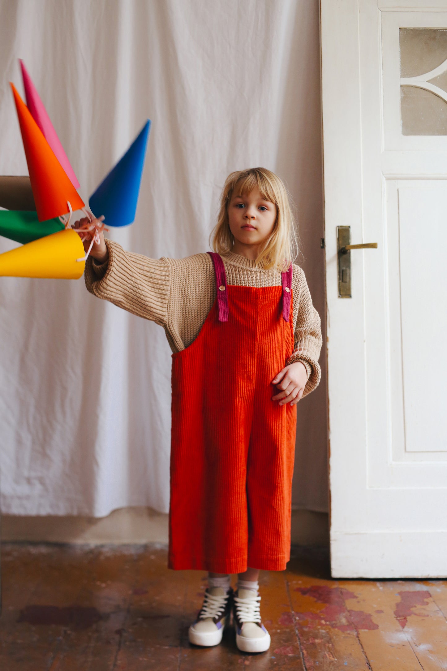 pomarańczowe ogrodniczki z szerokimi nogawkami