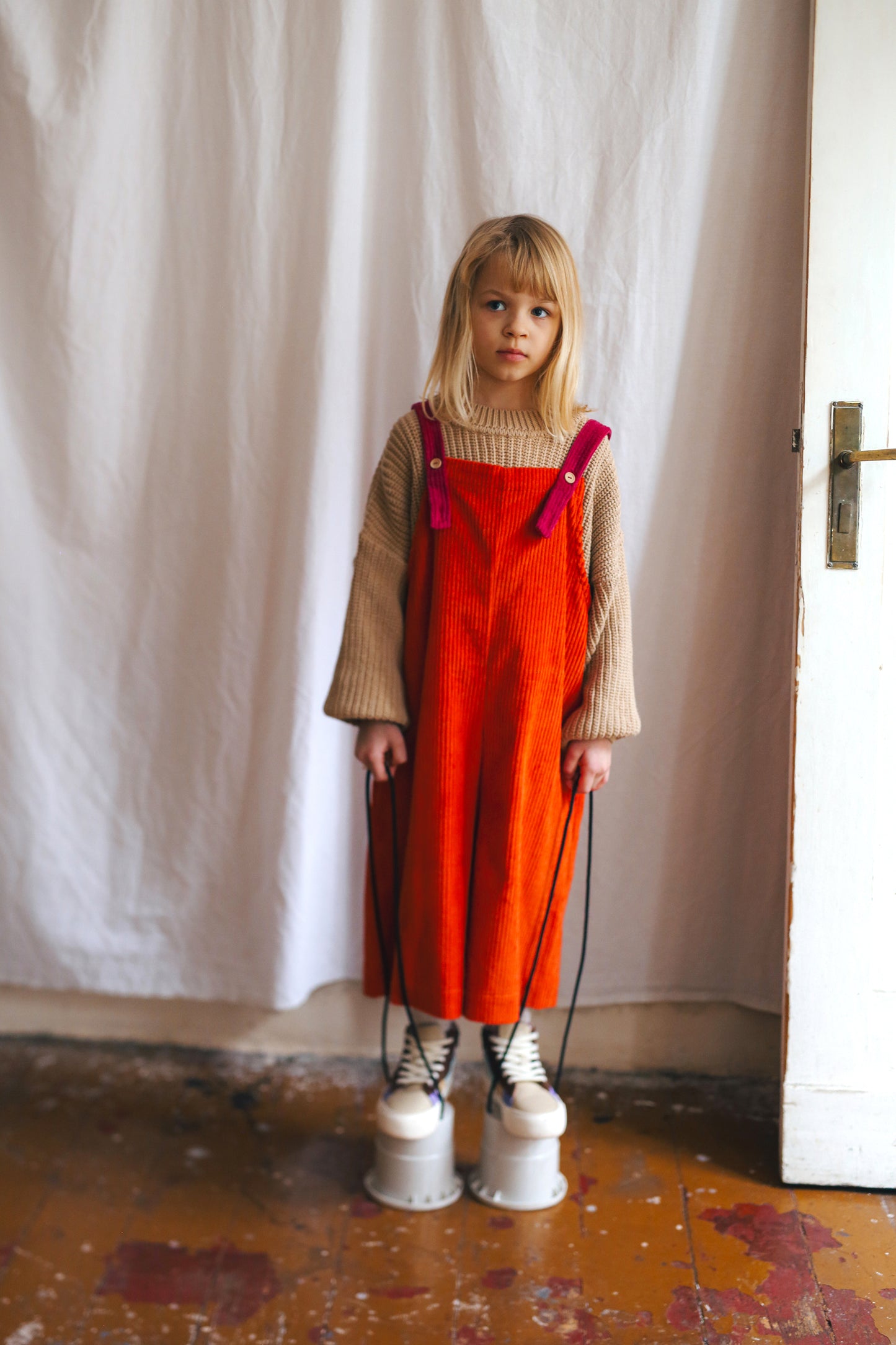 pomarańczowe ogrodniczki z szerokimi nogawkami