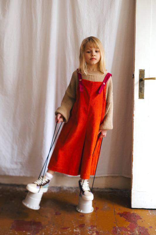 pomarańczowe ogrodniczki z szerokimi nogawkami