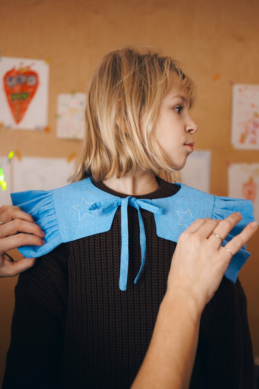 niebieski kołnierzyk z falbanką z haftem