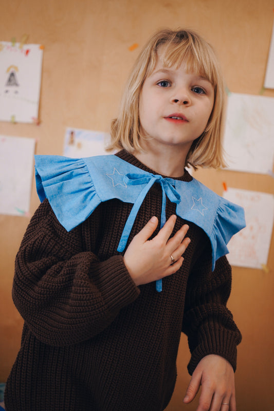 niebieski kołnierzyk z falbanką z haftem