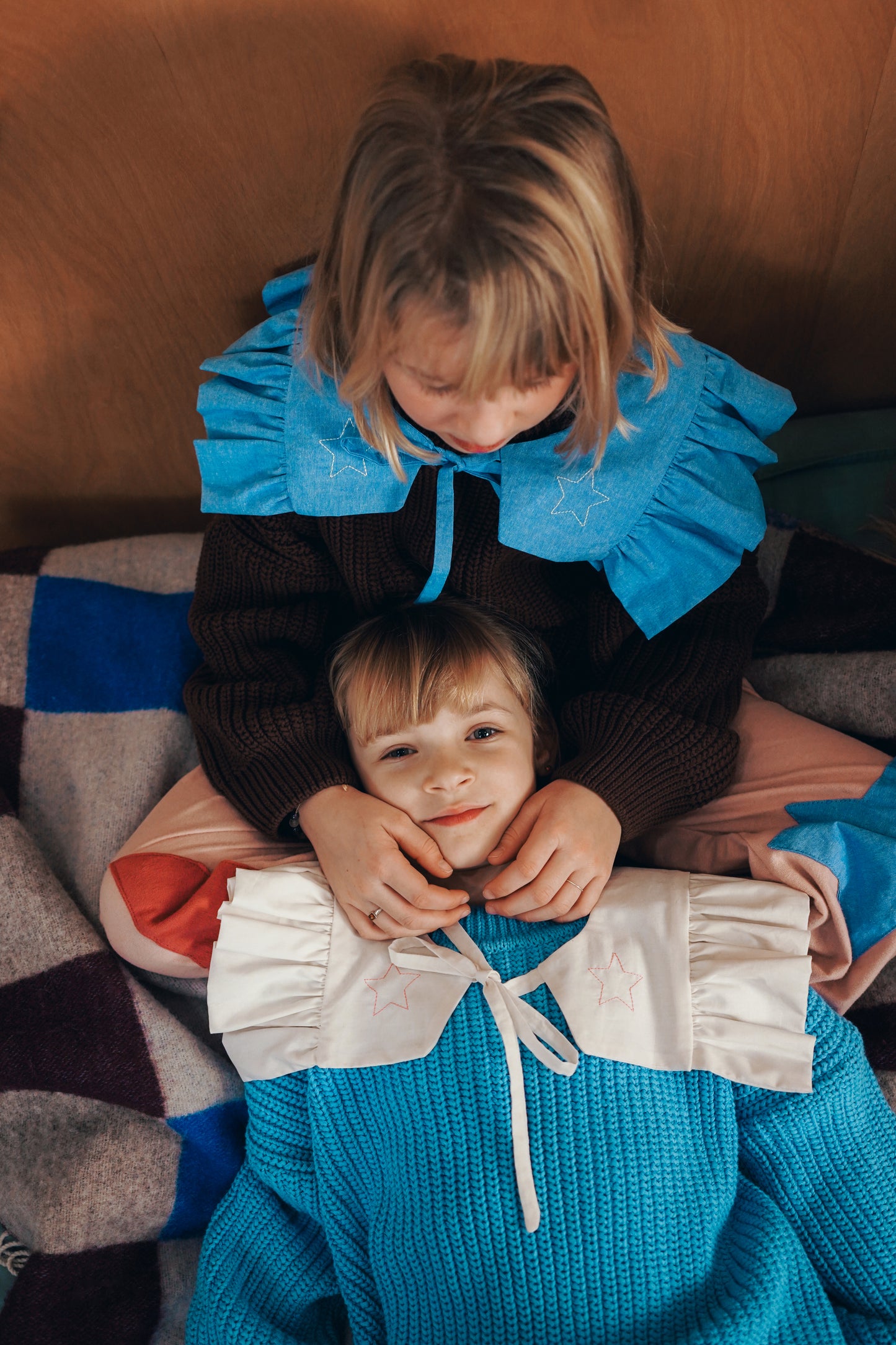 ecru kołnierzyk z falbanką z haftem