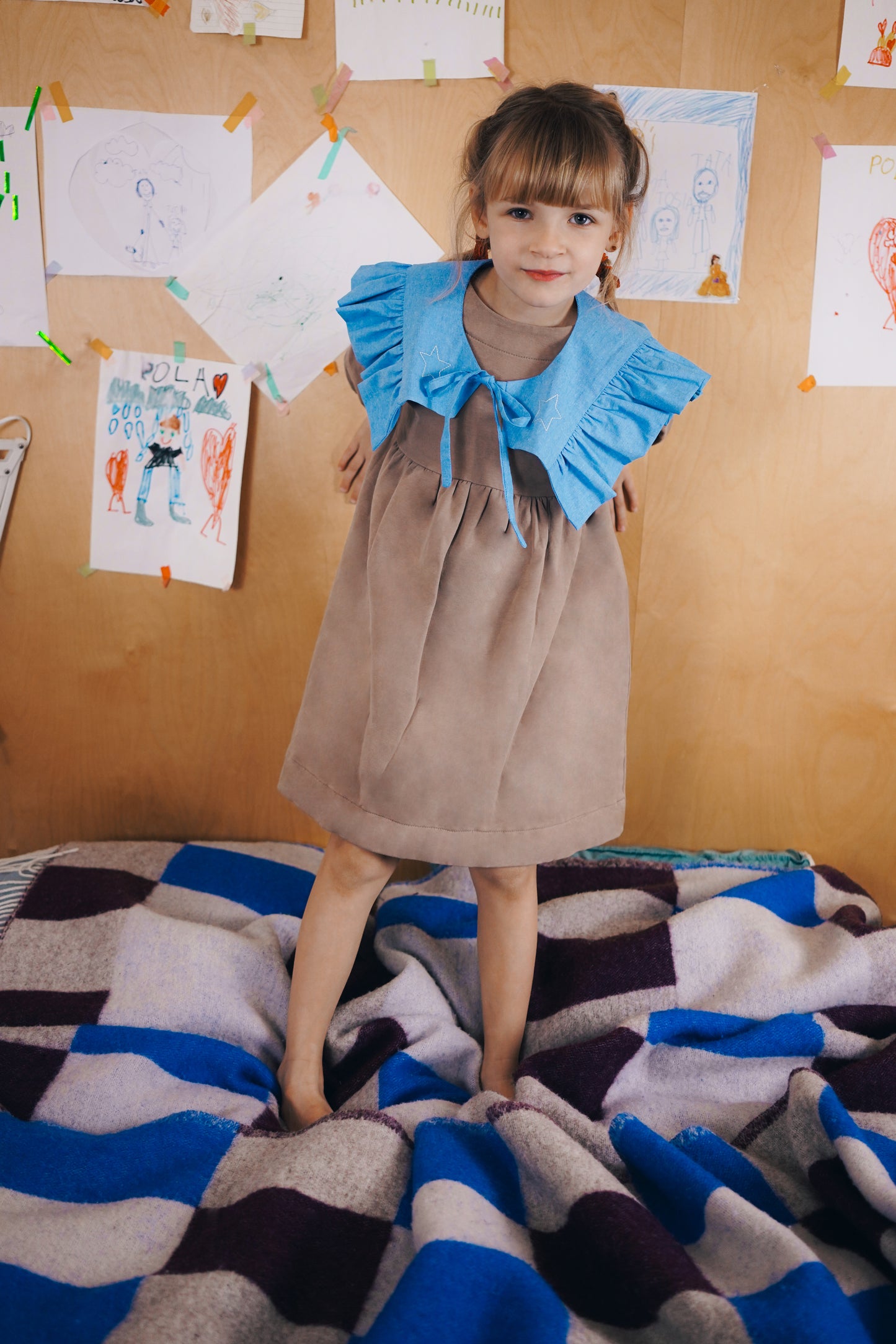 beżowa sukienka z bufiastymi rękawami