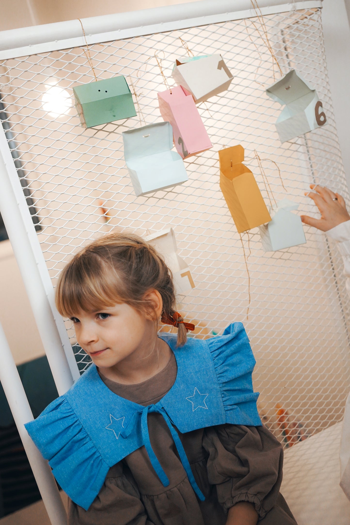 beżowa sukienka z bufiastymi rękawami