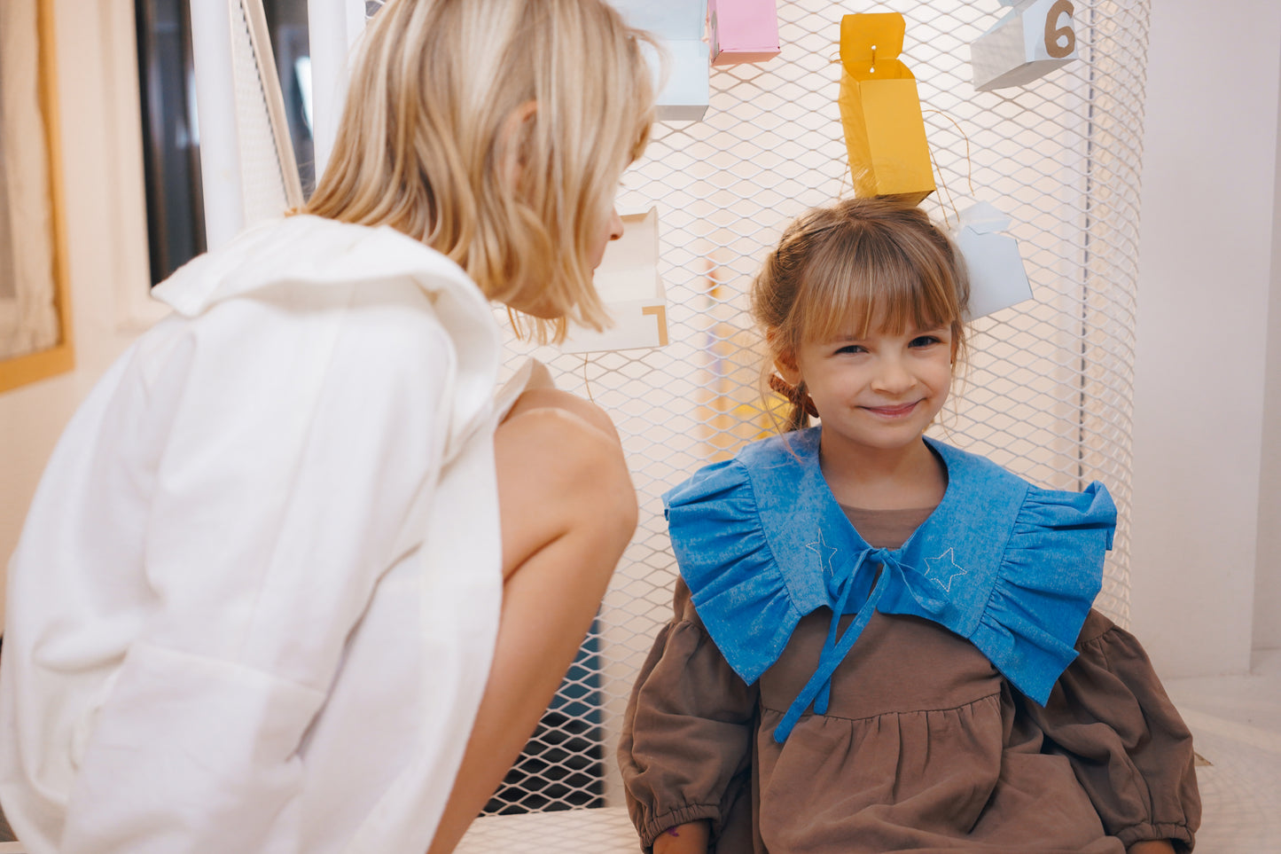 beżowa sukienka z bufiastymi rękawami