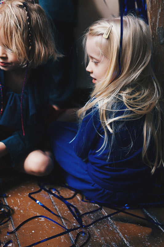 kobaltowa bluzka z długim rękawem