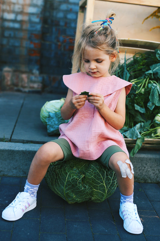 sleeveless shirt with big round collar