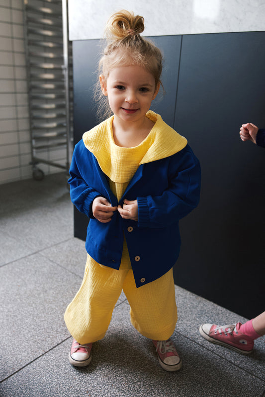 kobaltowa rozpinana bluza