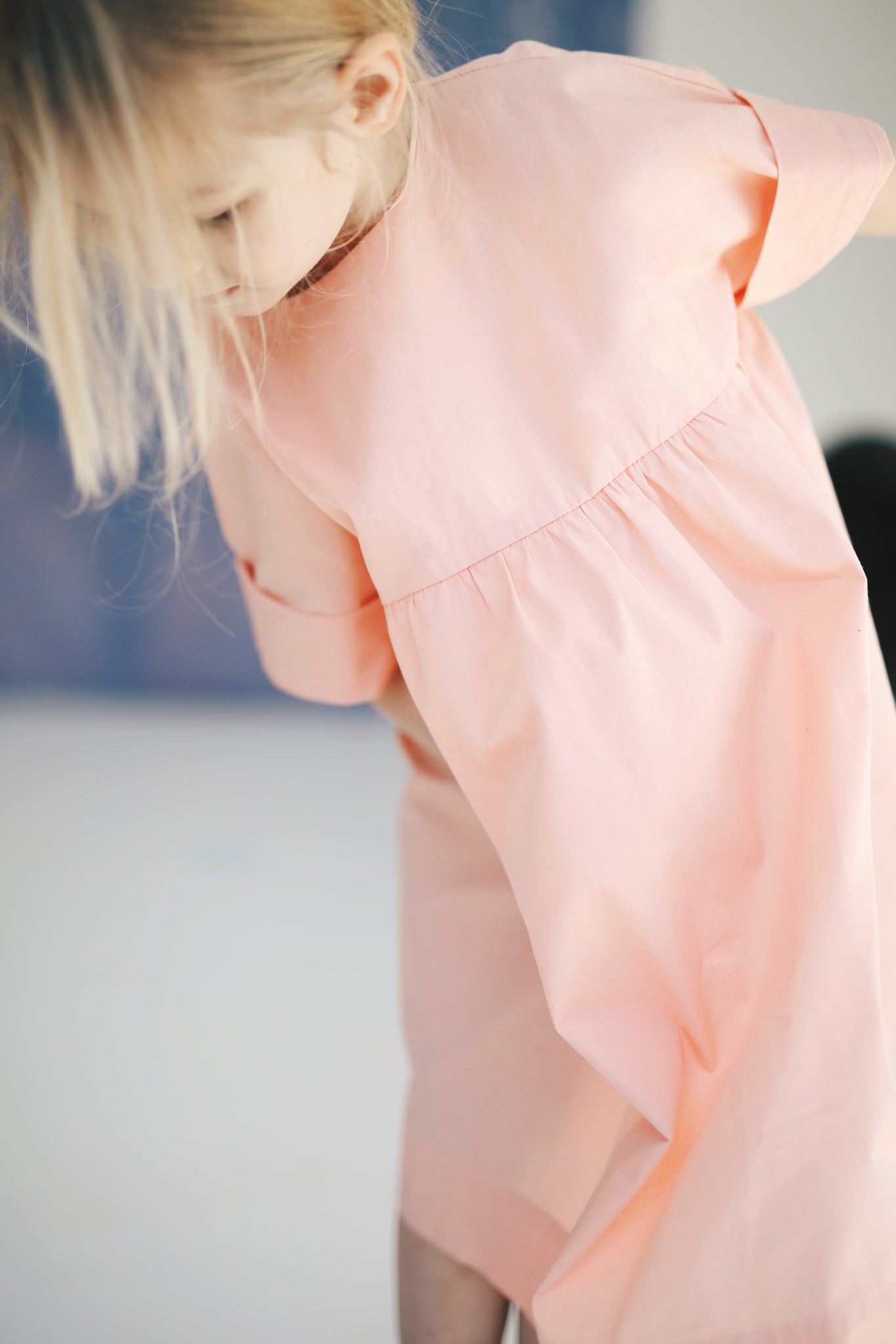 sukienka z guziczkami na plecach w kolorze brzoskwiniowym